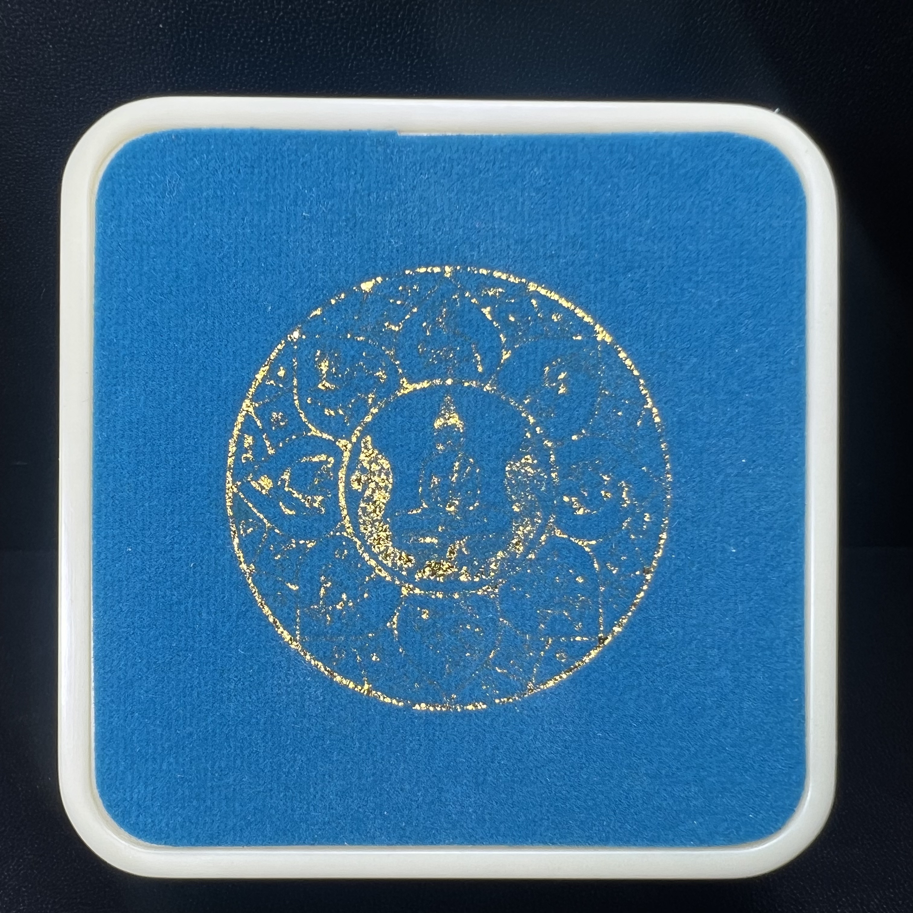 เหรียญหลวงพ่อโสธร รุ่นดวงชะตาคู่ชีวิต พิธีมหาจักรพรรดิตราธิราชครั้งยิ่งใหญ่ พิธีสวดนพเคราะห์เพื่อความเป็นสิริมงคล ปี 2547 ณ พระอุโบสถวัดโสธรวรารามวรวิหาร จ.ฉะเชิงเทรา เนื้อเงินลงยาราชาวดี ขนาด 3.2 ซม.พร้อมกล่องบรรจุเดิมสภาพสวยครบสมบูรณ์