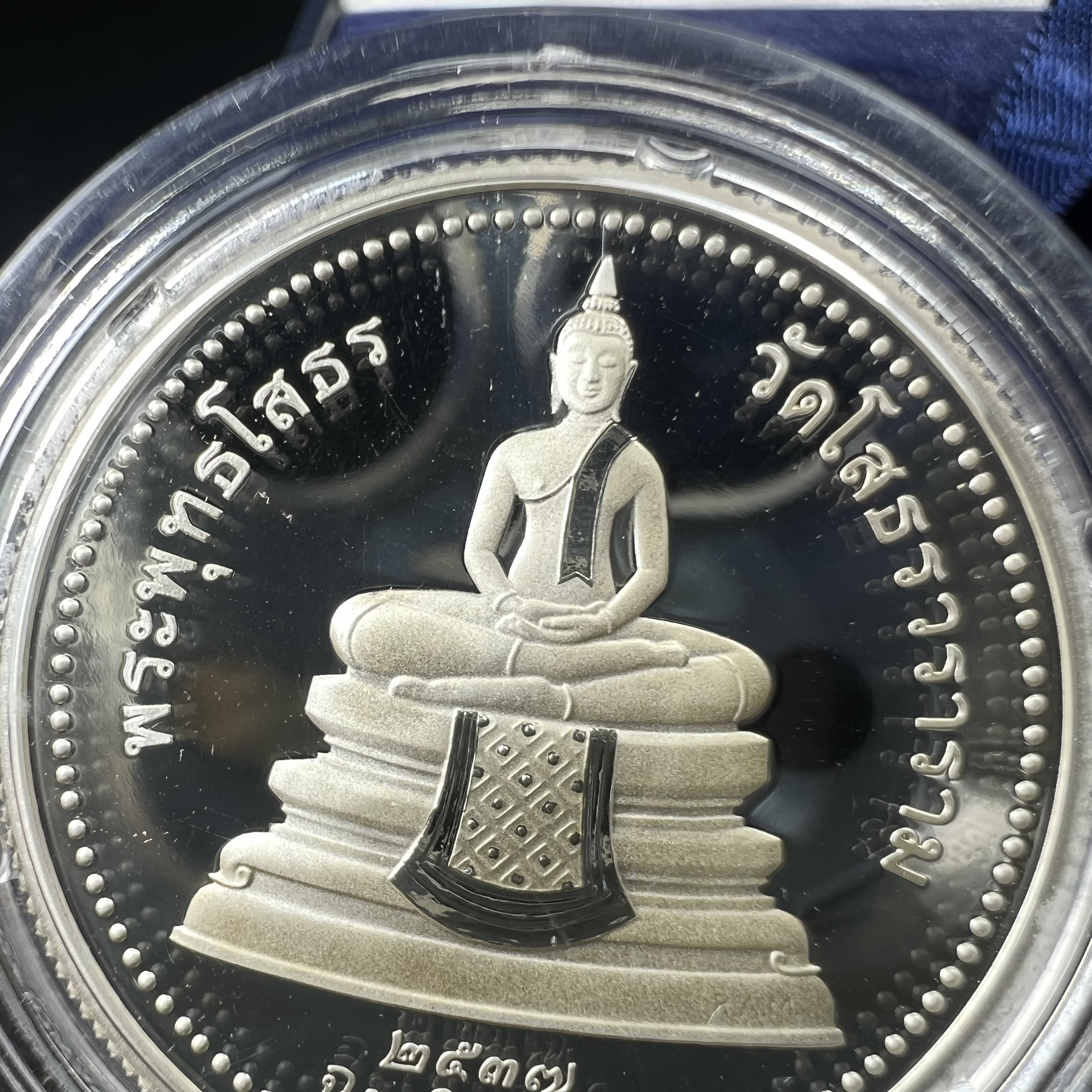 เหรียญพระพุทธโสธร 2 หน้า วัดโสธรวรารามวรวิหาร จ.ฉะเชิงเทรา ปี 2537เนื้อเงินขัดเงาสองหน้า ขนาด 2.8 ซ.ม. บล็อกนอก ผลิตที่โรงกษาปณ์ Royal Australian Mint ประเทศออสเตรเลีย พร้อมกล่องบรรจุเดิม สภาพสวย