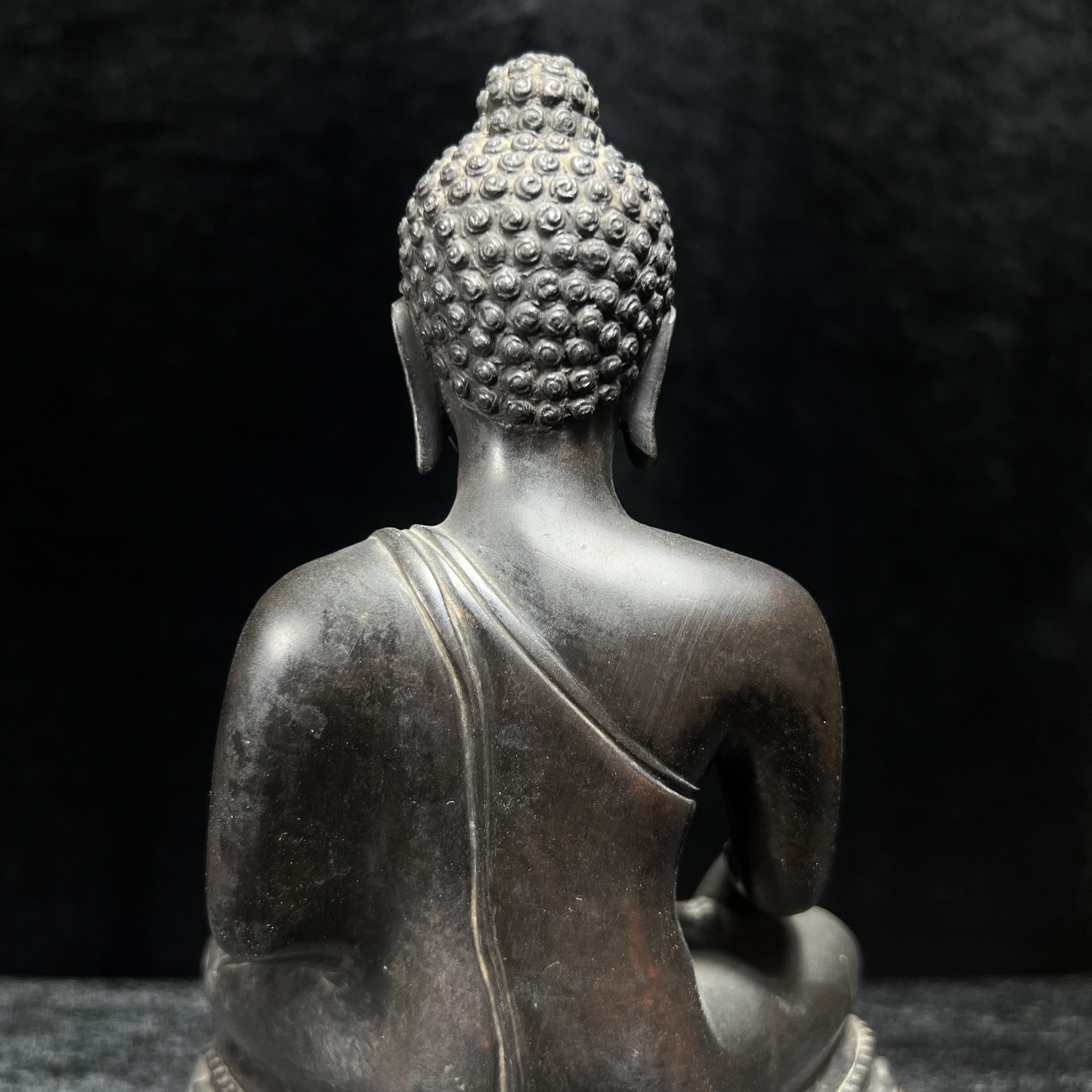 พระพุทธรูปบูชา จปร. ศิลปะไทยประยุกต์ แบบคุปตะ(อินเดีย) พระบาทสมเด็จพระเจ้าอยู่หัวรัชกาลที่ 9 ทรงเสด็จพระราชดำเนินมาในงาน เททองหล่อ ณ.วัดราชบพิธสถิตมหาสีมาราม เนื่องในงานฉลองครบ100ปี วัดราชบพิธฯ ปี 2513 เข้าหุ่นดินไทย ขนาดหน้าตัก 5 นิ้ว พิธีใหญ่