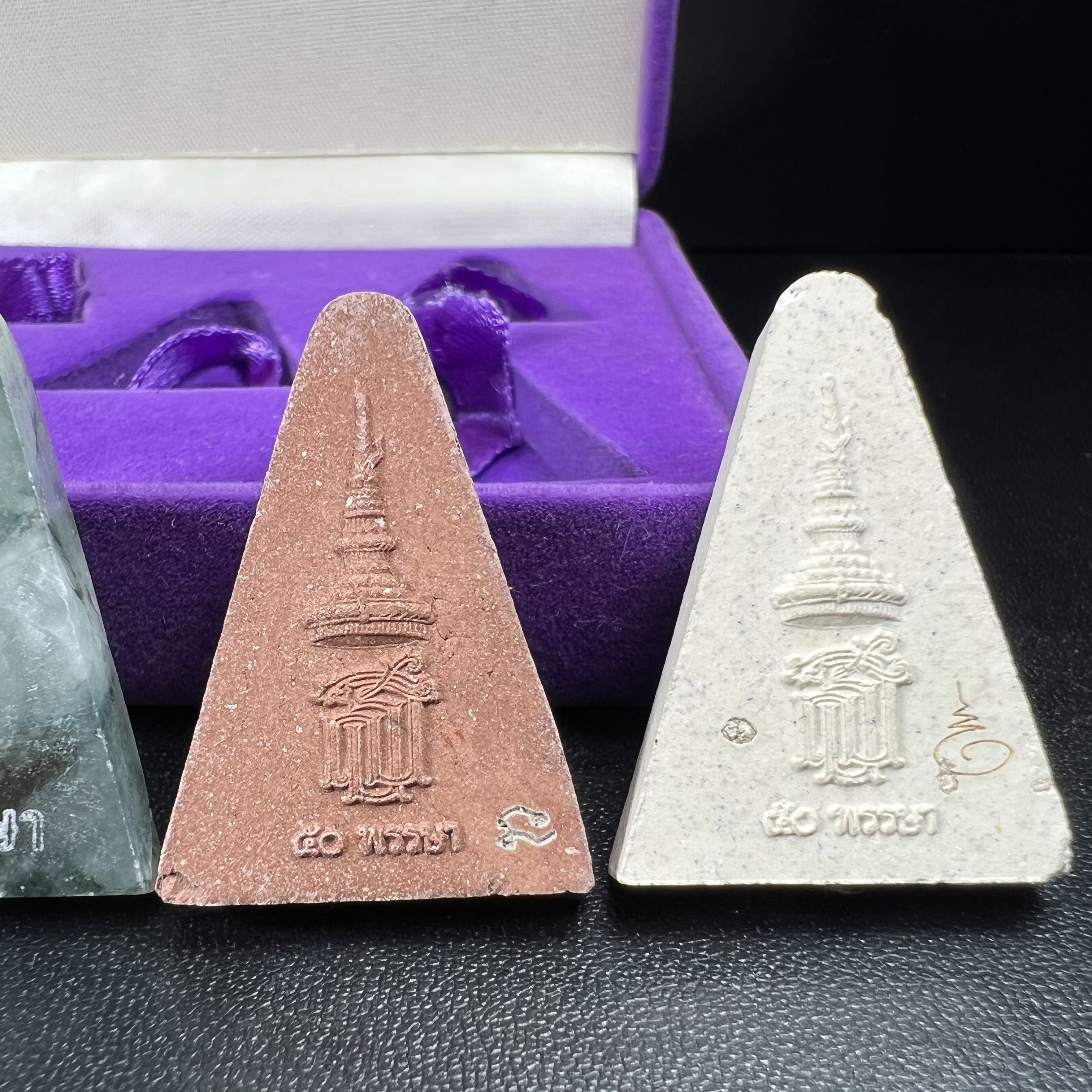 พระนางพญาเสน่ห์จันทร์ สธ. สร้างในวโรกาสทรงเจริญพระชนมายุ 50 พรรษา สมเด็จพระเทพฯ พ.ศ.2548 ชุดพิเศษ (1 ใน 5000 ชุด)หายาก