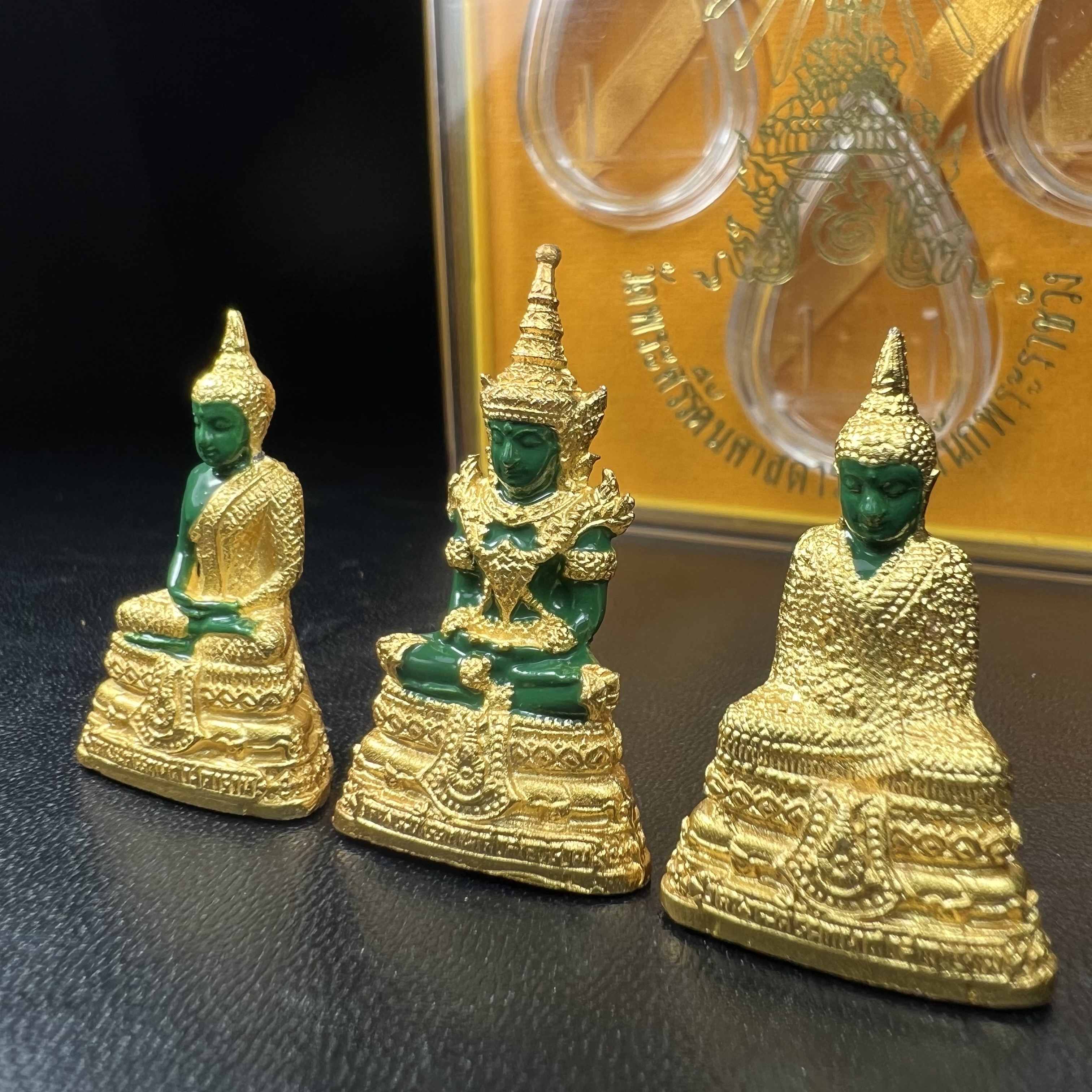 พระพุทธมหามณีรัตนปฏิมากร(พระแก้วมรกต) วัดพระศรีรัตนศาสดาราม สำนักพระราชวัง จัดสร้าง ชุด3 ฤดู ร้อน ฝน หนาว(บรรจุมวลสารใต้ฐาน)