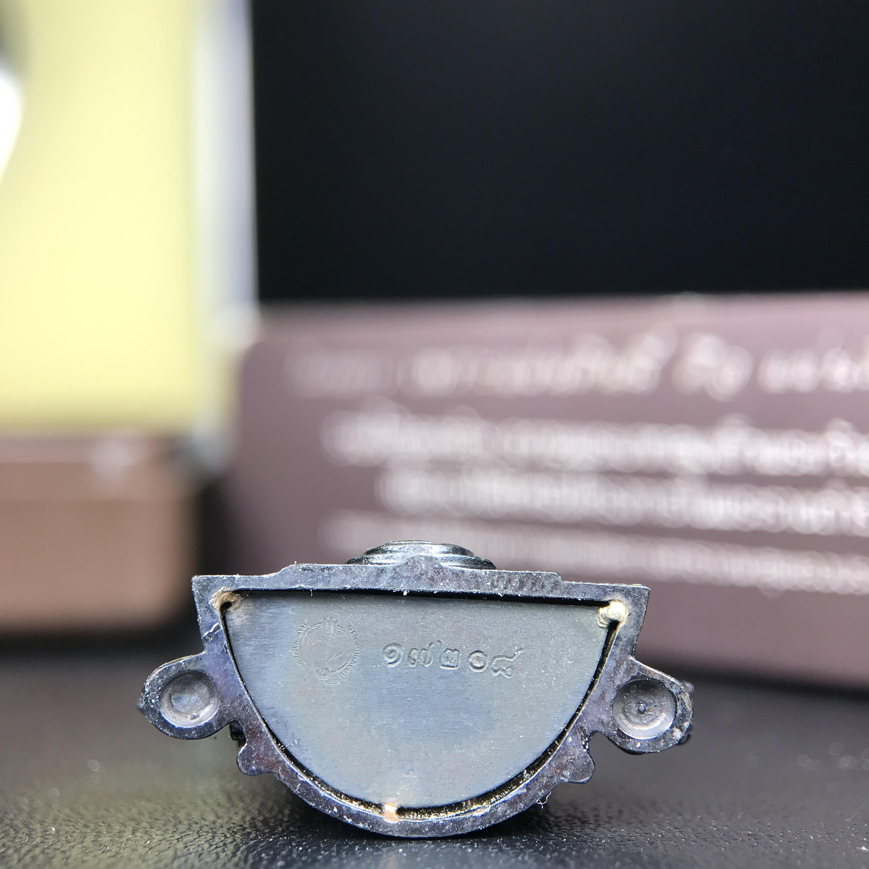 พระพุทธชินราช ภปร. โครงการ "เพราะแผ่นดินนี้ คือ แผ่นดินเกิด" ปี2548(รุ่นแรก) ลอยองค์ หน้าตัก 1/2 นิ้ว(ขนาด 3.5 x 2.5 ซม.) เนื้อเงินรมดำ(พุทธศิลป์จำลองเมื่อครั้งลอกทอง ครั้งที่3 เมื่อปี2547 ร้อยปีจะมีสักครั้ง "พระพุทธชินราชองค์ดำ")