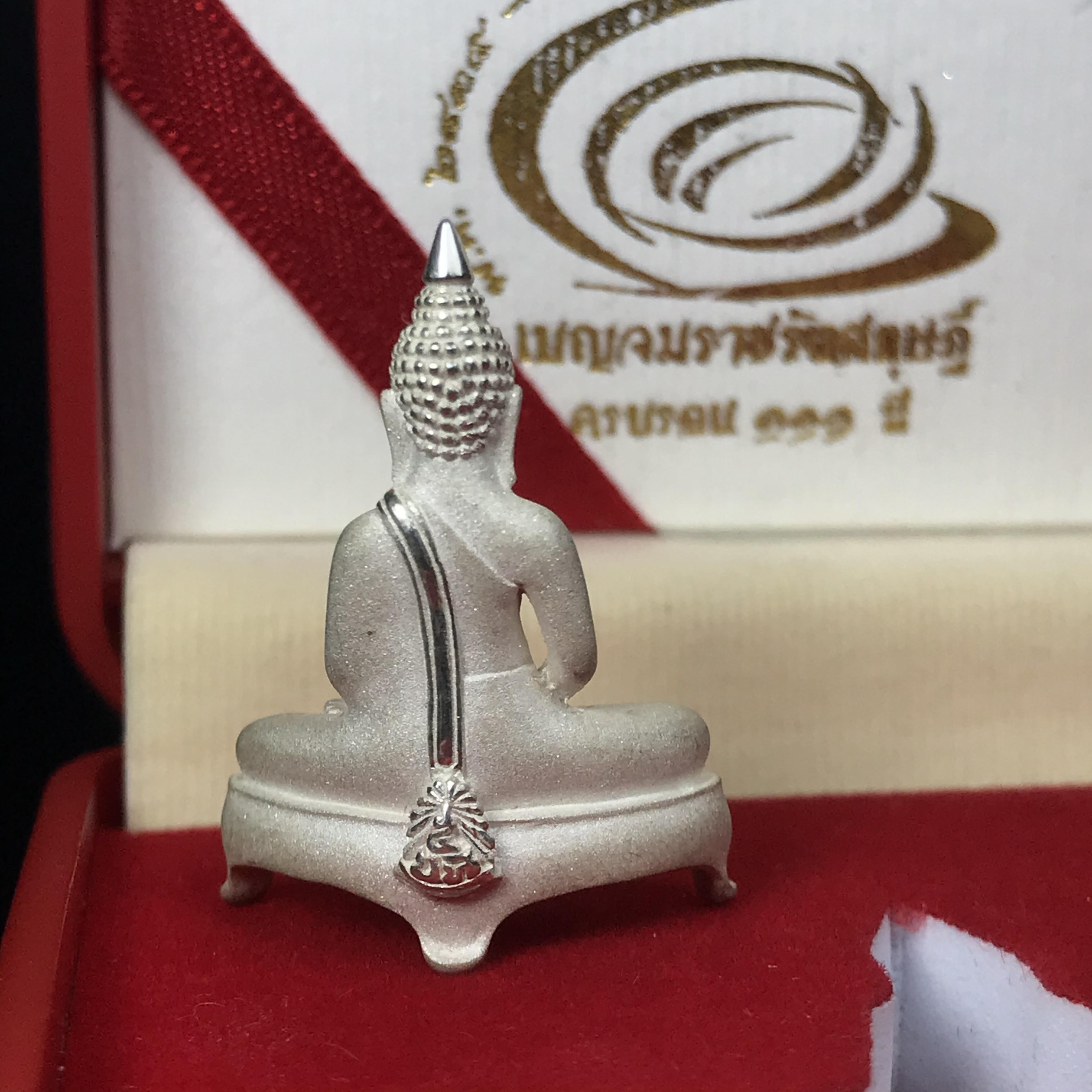 พระยอดธง หลวงพ่อโสธร รุ่น 111 ปี โรงเรียนเบญจมราชรังสฤษฏิ์ เนื้อเงิน ปี 2546 (1 ใน 3000 องค์)