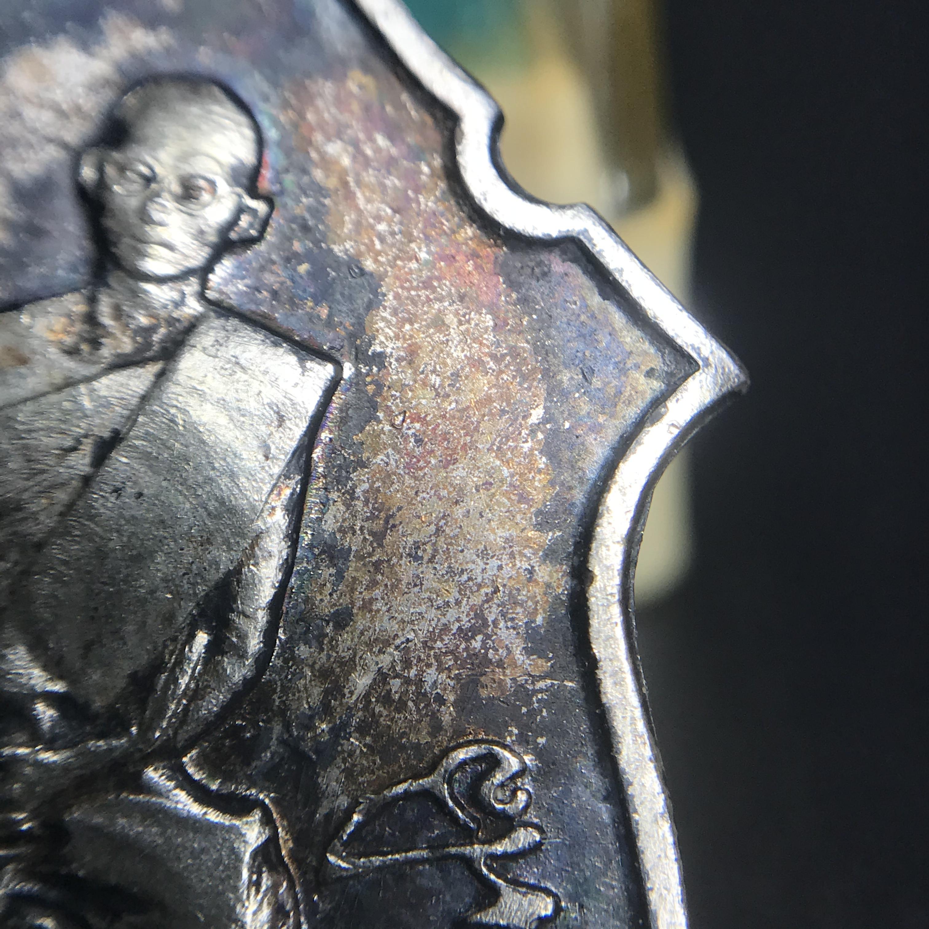 เหรียญในหลวงทรงผนวช กองทัพภาคที่3 ปี2517 เนื้อเงิน(ในหลวงรัชกาลที่9เสด็จในพิธี)(คัดสภาพสวย ผิวเดิม เส้นวงเดือนวิ่งคมชัด สวยมาก)(1ใน2000เหรียญ)