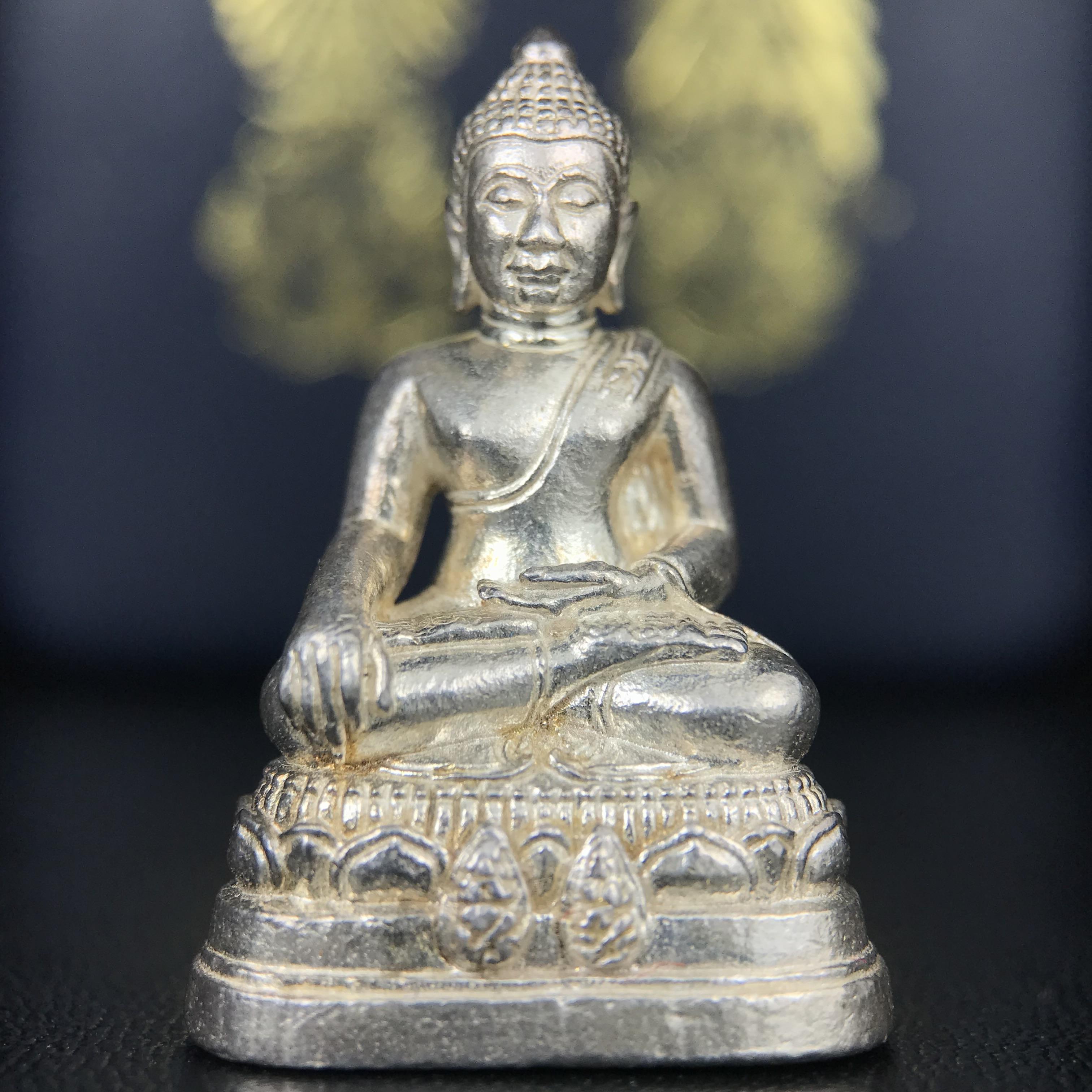 พระกริ่งพระพุทธนรสีห์ จปร.+ภปร. ครบรอบ 100 ปี ธนาคารไทยพาณิชย์ ปี 2550 พระกริ่งเนื้อเงิน(หายาก)(พุทธศิลป์งดงาม)ด้านหน้าฐานประดับด้วยตราสัญลักษณ์ "จปร" และ "ภปร" (องค์เนื้อเงินสร้างน้อย พบเจอน้อยหายาก)1 ใน 2500 องค์