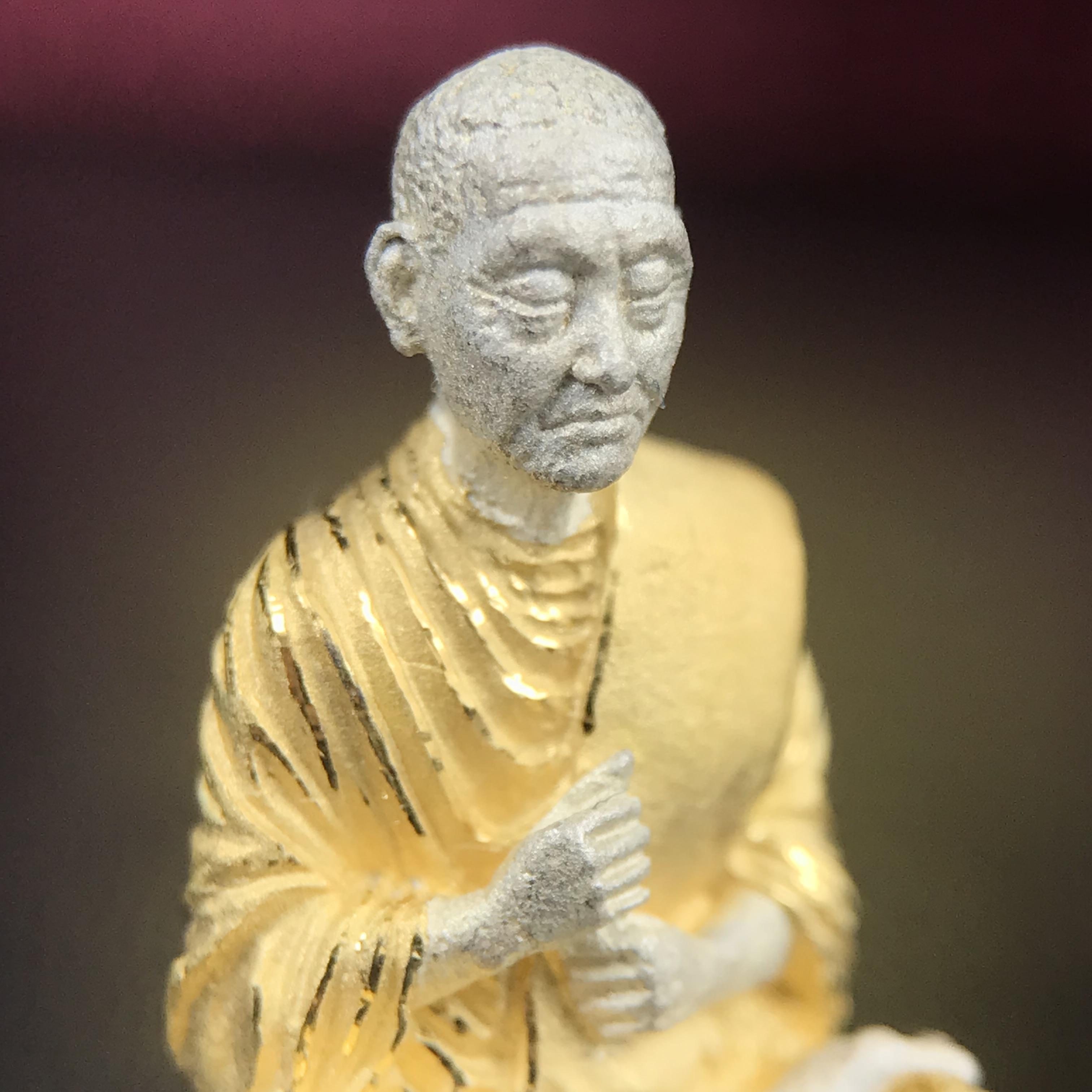 รูปเหมือนสมเด็จพระพุฒาจารย์ (โต พรหมรังสี)วัดใหม่อมตรส บางขุนพรหม ปี2540 รุ่นกาญจนาภิเษก จัดสร้างในวโรกาสที่รัชกาลที่ 9 ทรงครองสิริราชสมบัติ ครบ 50ปี ลอยองค์พิมพ์ใหญ่ เนื้อเงินบริสุทธิ์ 99.9% แบบชุบสามกษัตริย์ขัดเงาบางส่วน พร้อมกล่องบรรจุเดิมครบ