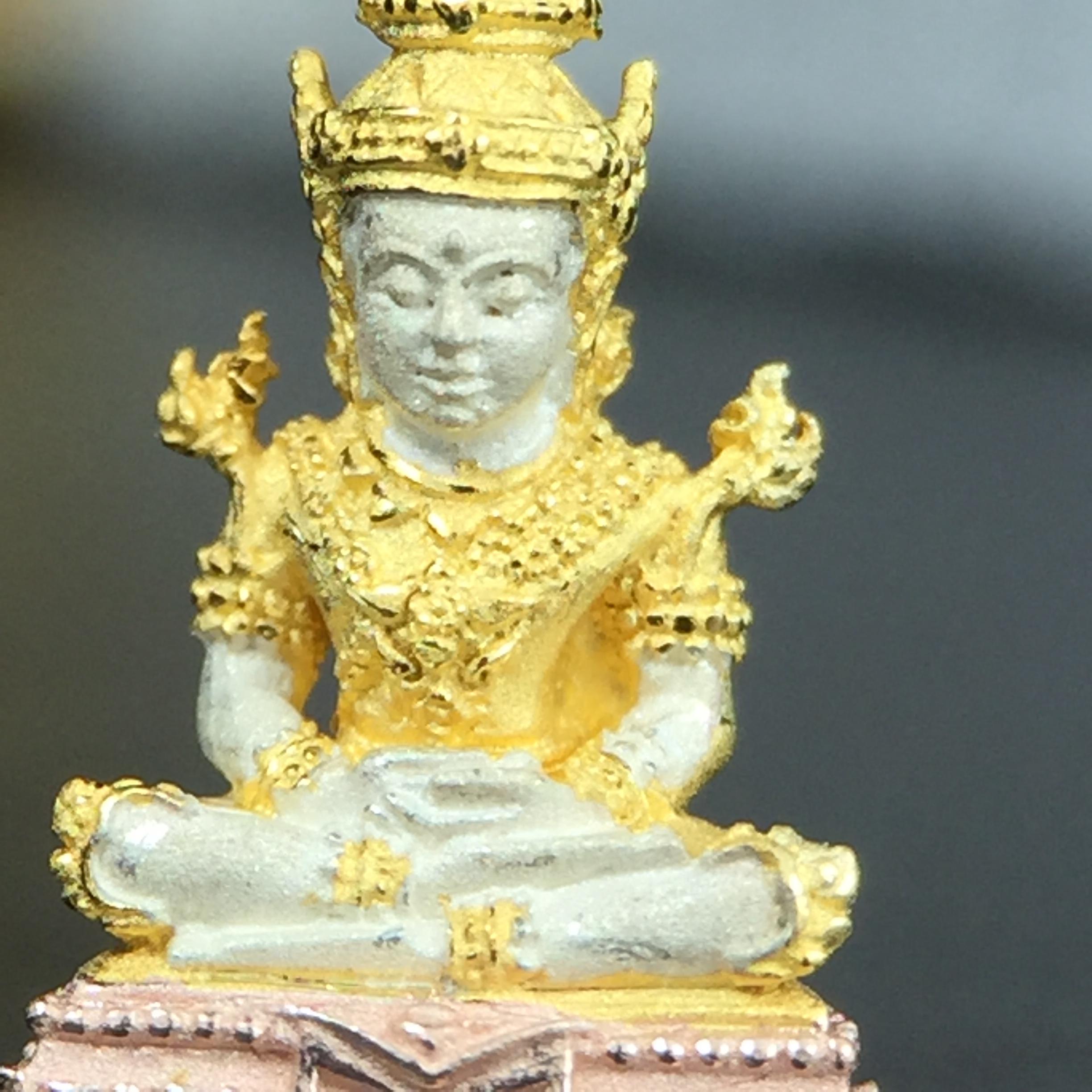 พระแก้วมรกต(จำลอง)ลอยองค์ ขนาดหน้าตัก 1/4 นิ้ว ทรงเครื่องฤดูร้อน เนื้อเงินสามกษัตริย์ ตราสัญลักษณ์ฉลองสิริราชสมบัติครบ 60 ปี พ.ศ.2549(สภาพสวย ครบ สมบูรณ์)