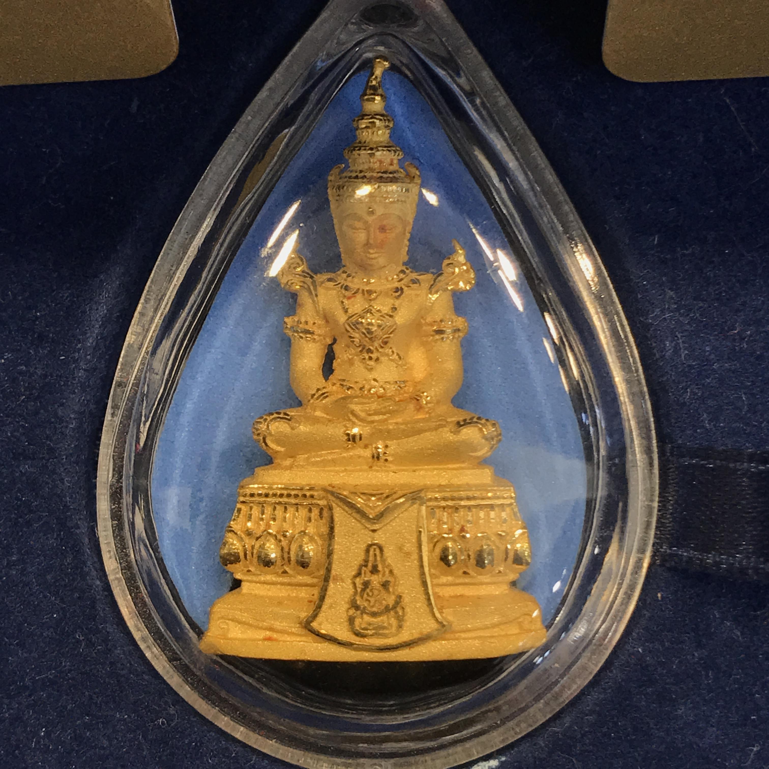 พระแก้วมรกต(จำลอง)ลอยองค์ ทรงเครื่องฤดูร้อน ตราสัญลักษณ์ฉลองสิริราชสมบัติ ครบ 60 ปี ชุดพิเศษกรรมการ(1ใน1000ชุด)หายากมาก