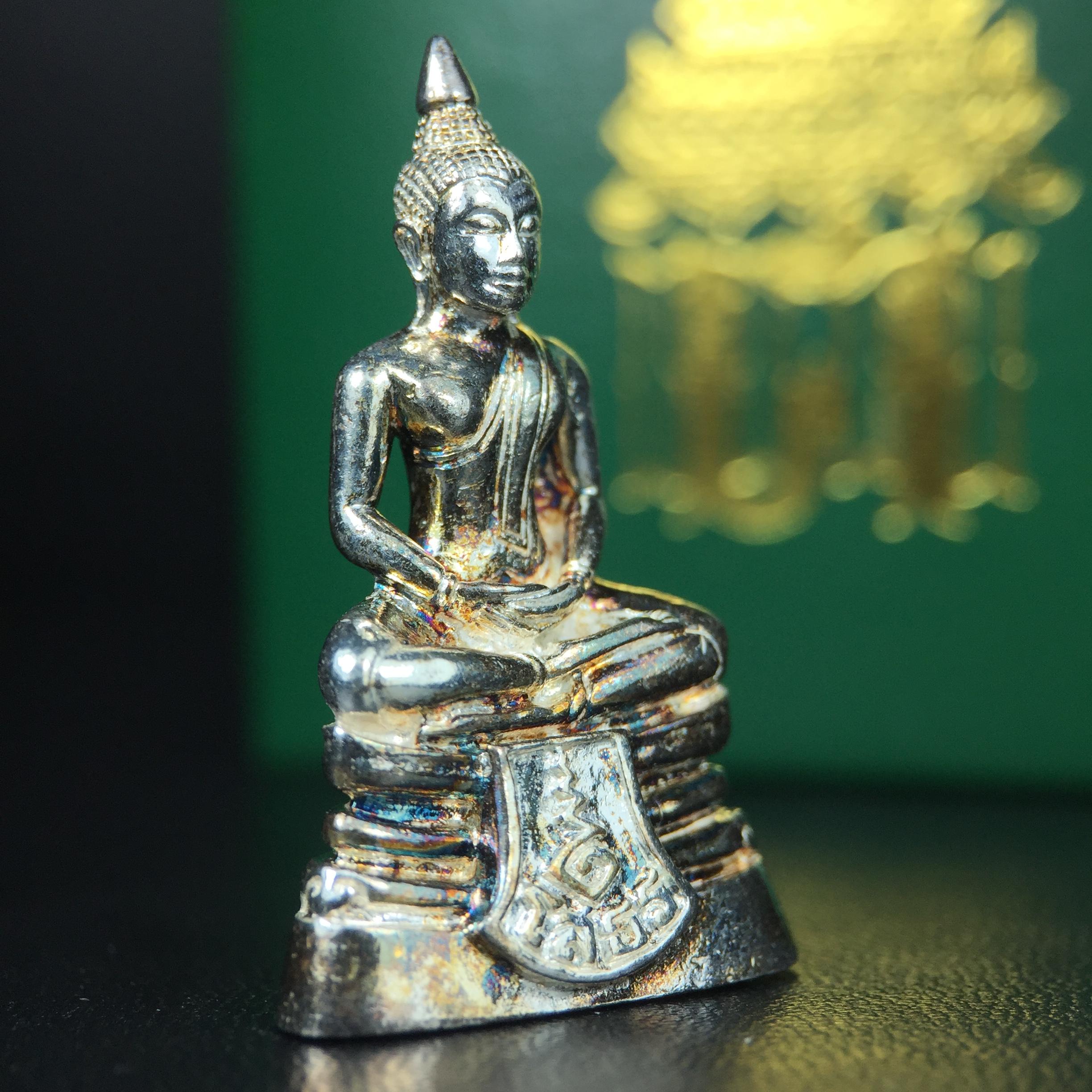 พระพุทธโสธร รุ่น กศก. 120 ปี เนื่องในโอกาสครบ 120 ปี กรมศุลกากร กระทรวงการคลัง จัดสร้าง ปี 2537 เนื้อเงินบริสุทธิ์ 99.9% ผิวขัดเงา(ขึ้นสีรุ้งธรรมชาติสวย)(งานบริษัท แพรนด้า จิวเวลรี่)สวยงดงาม ทรงคุณค่า สีสันที่ธรรมชาติสรรค์สร้าง