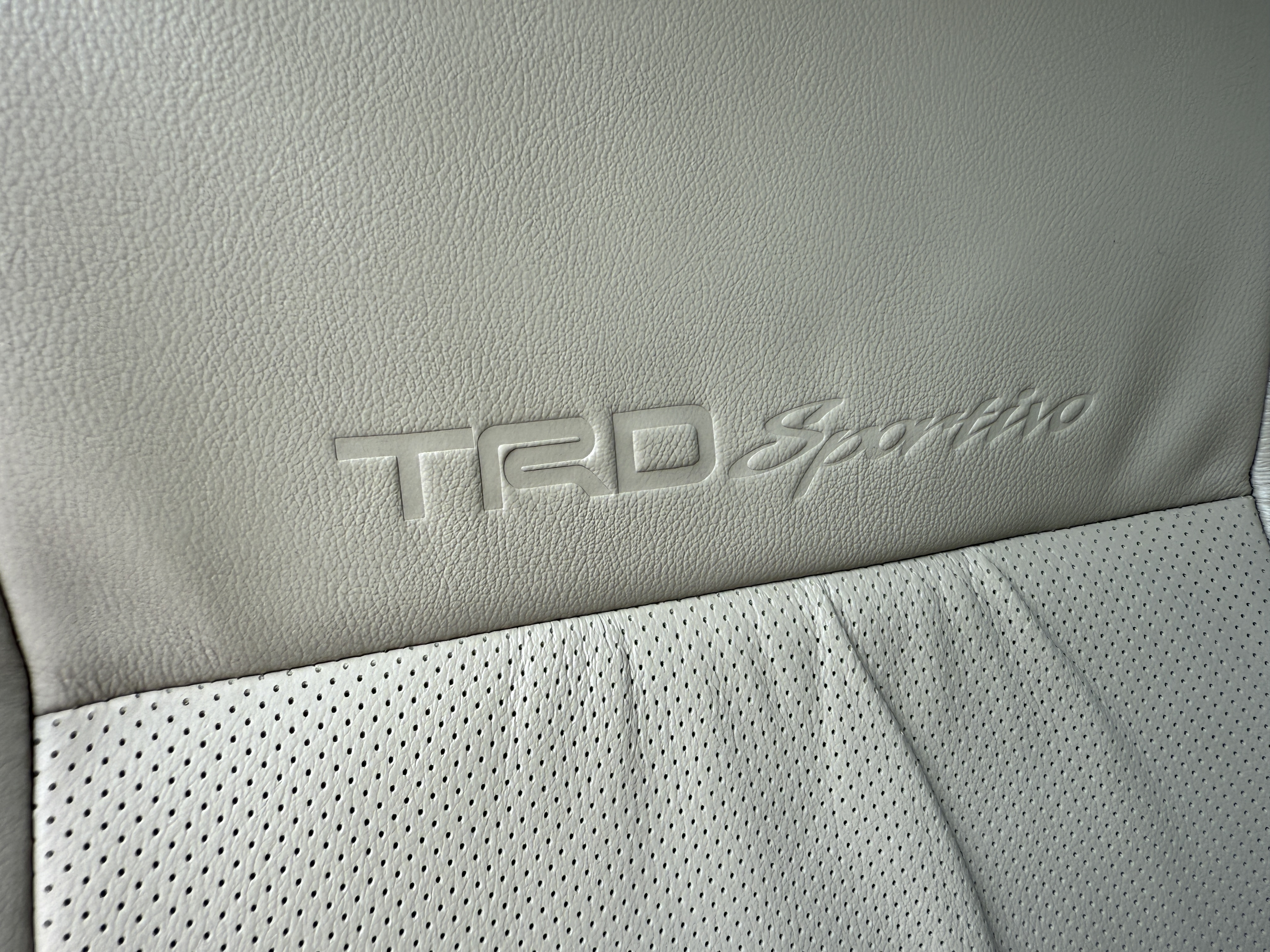 Toyota Fortuner 3.0 V 4WD TRD Sportivo At 2011 ขาว