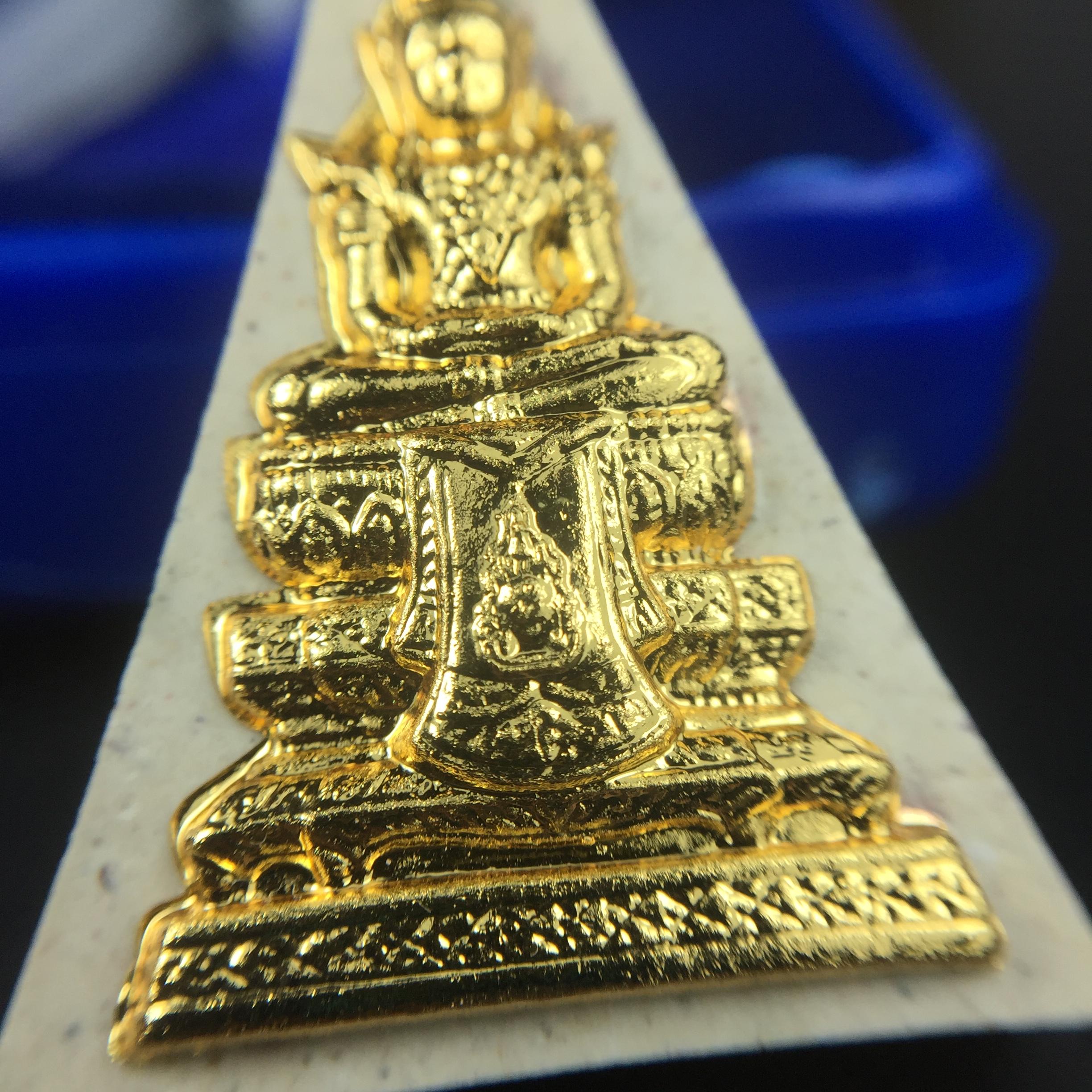 พระแก้วมรกต(จำลอง)ทรงเครื่องฤดูร้อน พระผงบูชา ด้านหน้าปิดทอง ด้านหลังตราสัญลักษณ์ฉลองสิริราชสมบัติครบ 60ปี เนื้อเงินขึ้นสีรุ้งธรรมชาติสร้างสรรค์งดงาม(รุ่นนี้ได้พระราชทานเส้นพระเจ้า(เส้นผม)รัชกาลที่9ในการจัดสร้าง)