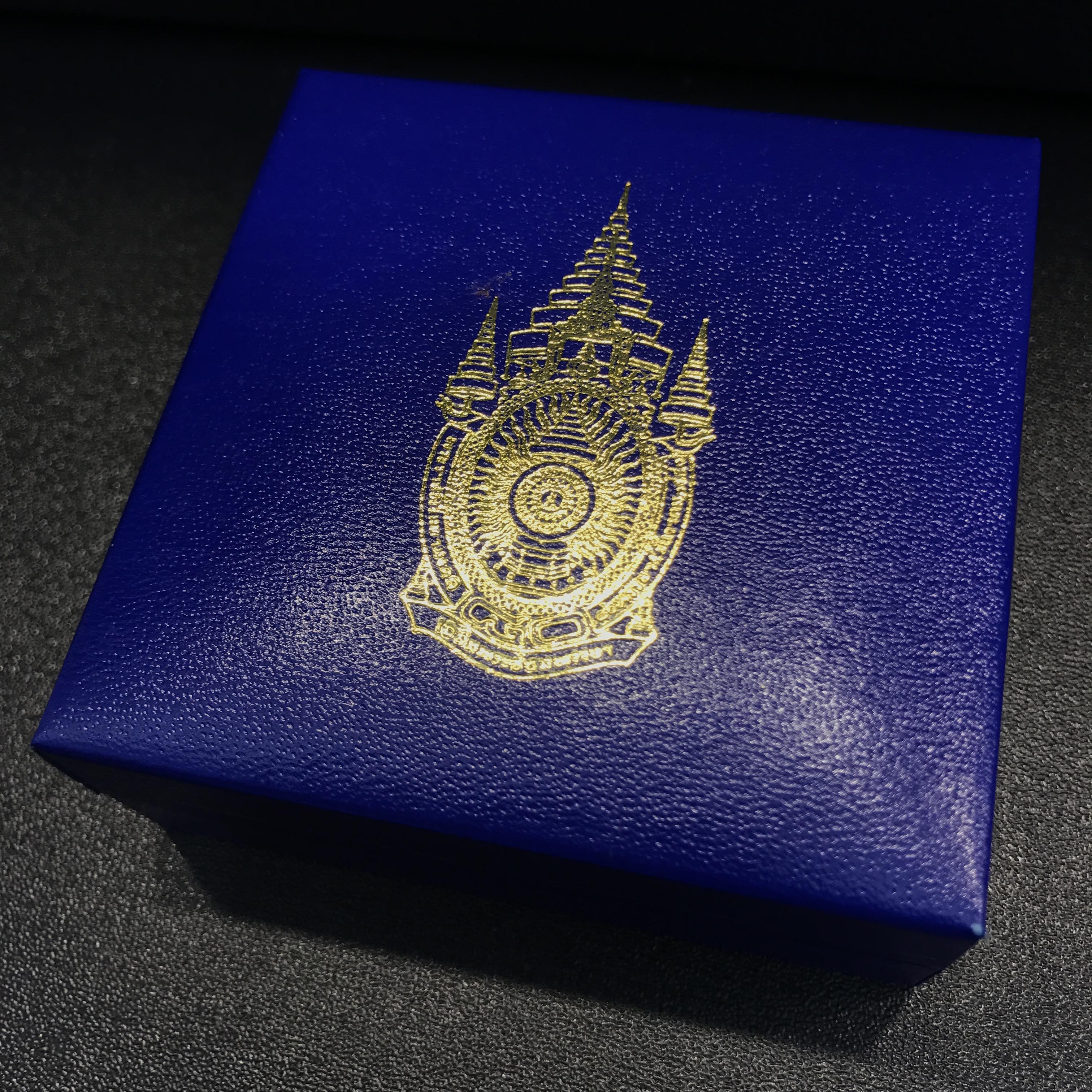 เหรียญทรงผนวช เนื้อเงิน ที่ระลึกบูรณะเจดีย์วัดบวรนิเวศวิหาร เนื่องในโอกาสมหามงคลเฉลิมพระชนมพรรษา ๘๐พรรษาธันวาคม ๒๕๕๐