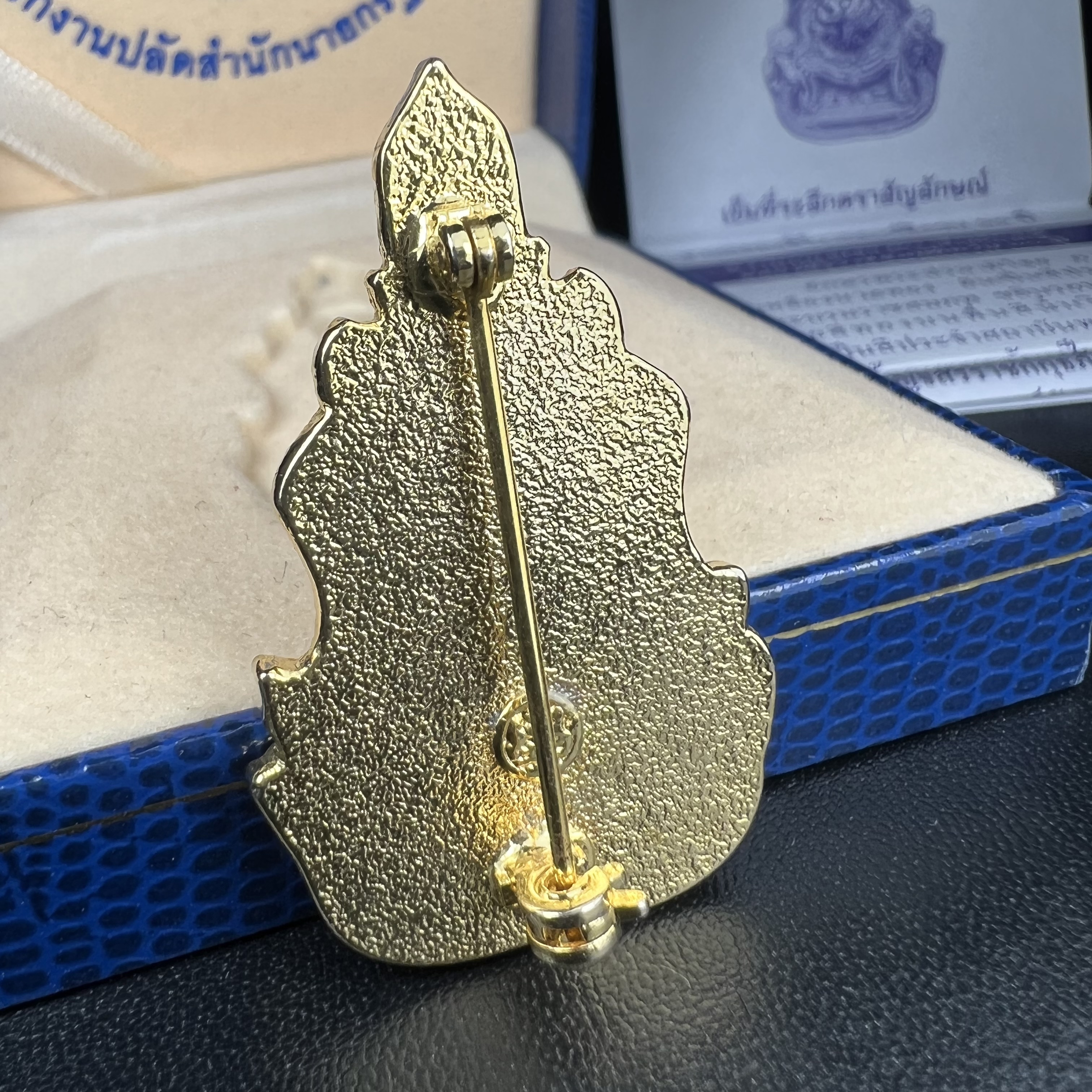 เข็มที่ระลึกตราสัญลักษณ์งานฉลองสิริราชสมบัติครบ 60 ปี พุทธศักราช 2549 ในหลวงรัชการที่ 9 จัดทำขึ้นโดยสำนักงานปลัดสำนักนายกรัฐมนตรี