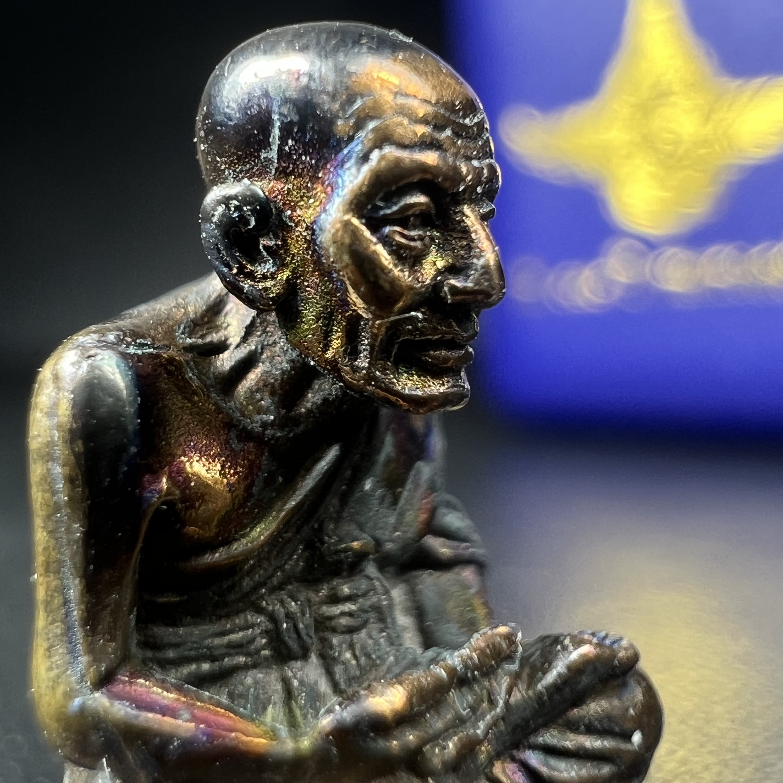 รูปเหมือนหล่อลอยองค์หลวงปู่ทวด รุ่น 111ปี กระทรวงกลาโหม เนื้อนวโลหะรมดำ-ปัดเงา ปี2540 พิธีใหญ่ เข้มขลัง นิยม พร้อมกล่องบรรจุเดิม(คัดสภาพสวยผิวเทพๆผิวรุ้งๆ)ทั้งพิธีทั้งพุทธศิลป์ทรงคุณค่าอีกหนึ่งรุ่นยอดนิยม