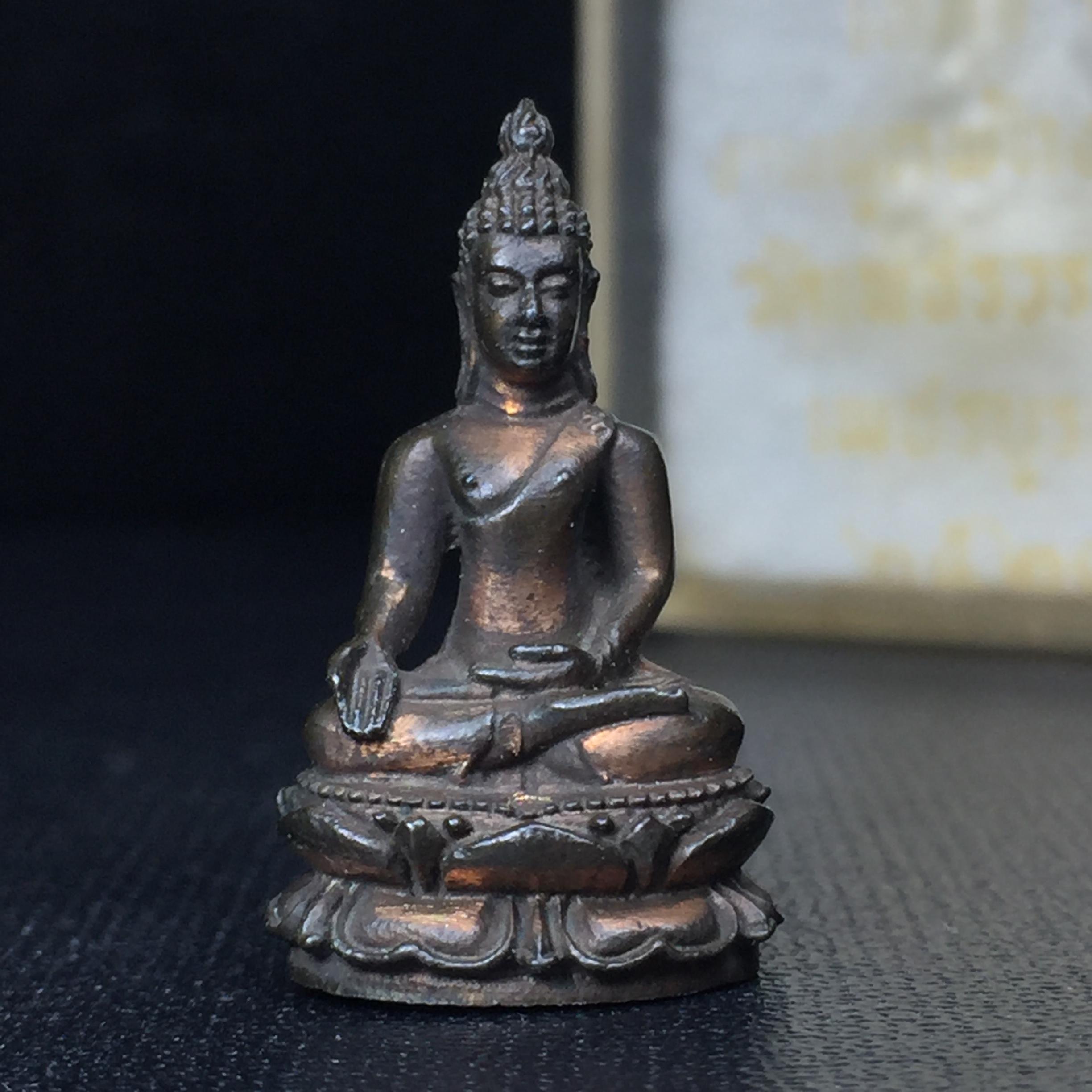 พระกริ่งไพรีพินาศ(รุ่นแรก สมเด็จพระญาณสังวร) วัดเพชรวราราม รุ่นเขาค้อ เนื้อนวโลหะ ตอกโค้ต ปี2520 จ.เพชรบูรณ์(คัดสภาพสวยครบกล่องบรรจุเดิม)(1ใน2309 องค์)