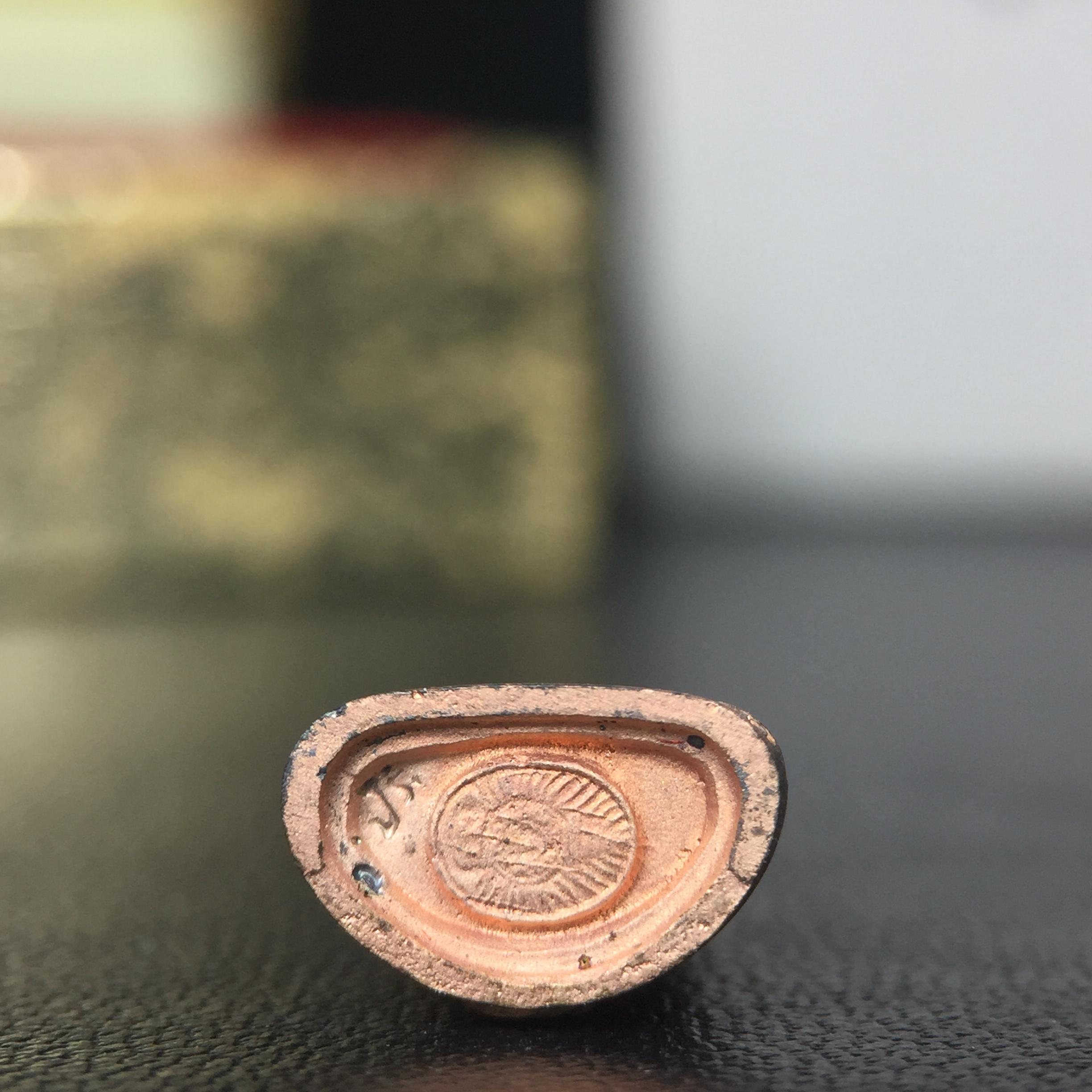 พระชัยวัฒน์พระพุทธนวราชบพิตร ครองสิริราชสมบัติครบ 50 ปี พ.ศ.2540 ขนาดสูง 1.9 ซม. เนื้อเงินสามกษัตริย์(ผิวเดิม) พร้อมกล่องบรรจุเดิมครบสมบูรณ์ 1ใน 9500 องค์(พุทธนวราชบพิตร นิมิตรหมายแห่งความสามัคคี ด้วยไมตรีแห่งองค์พระภูมิพล)