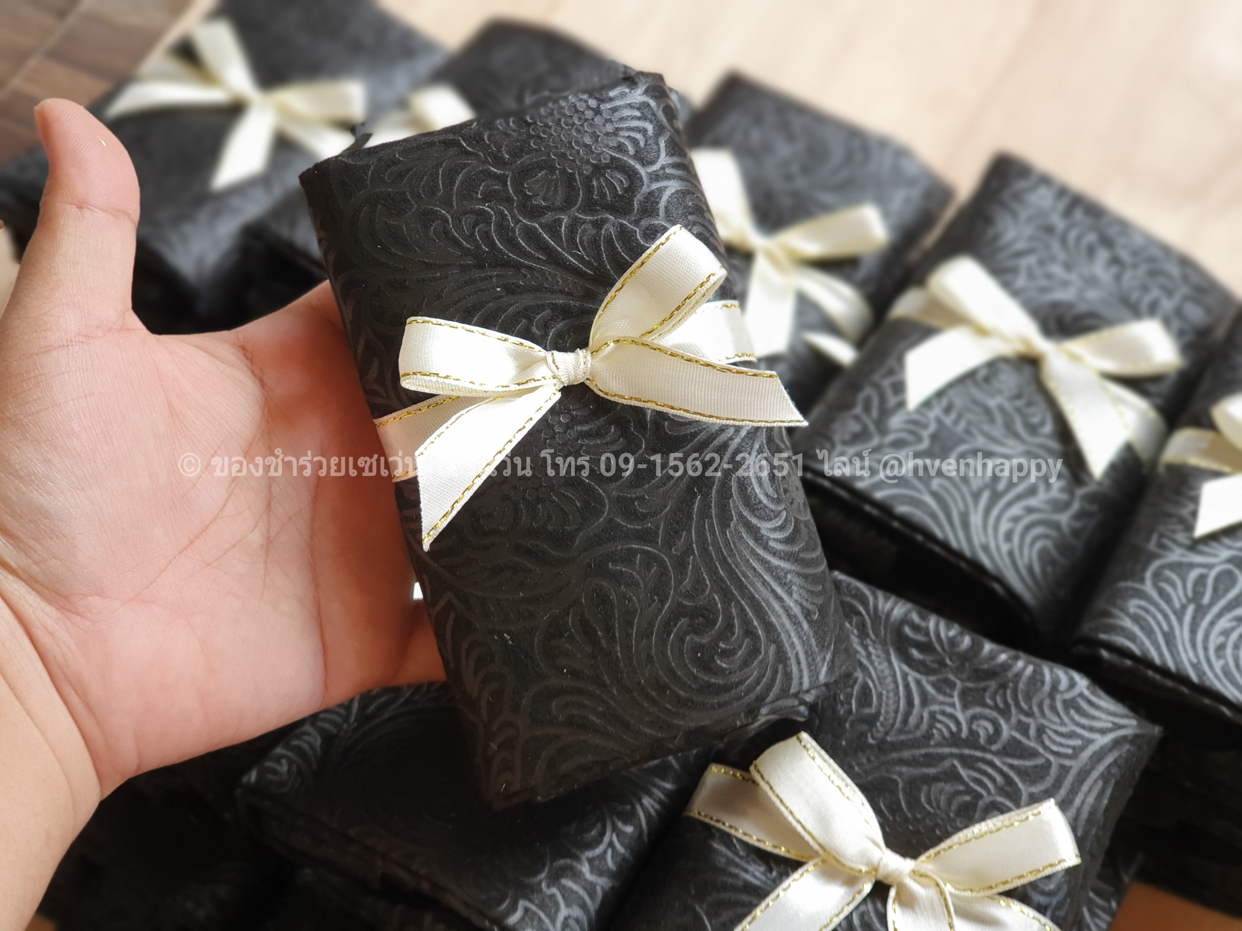 ของชำร่วยงานศพ กระเป๋าผ้าสปันบอนด์สีดำ อัดลายดอกไม้ในตัว