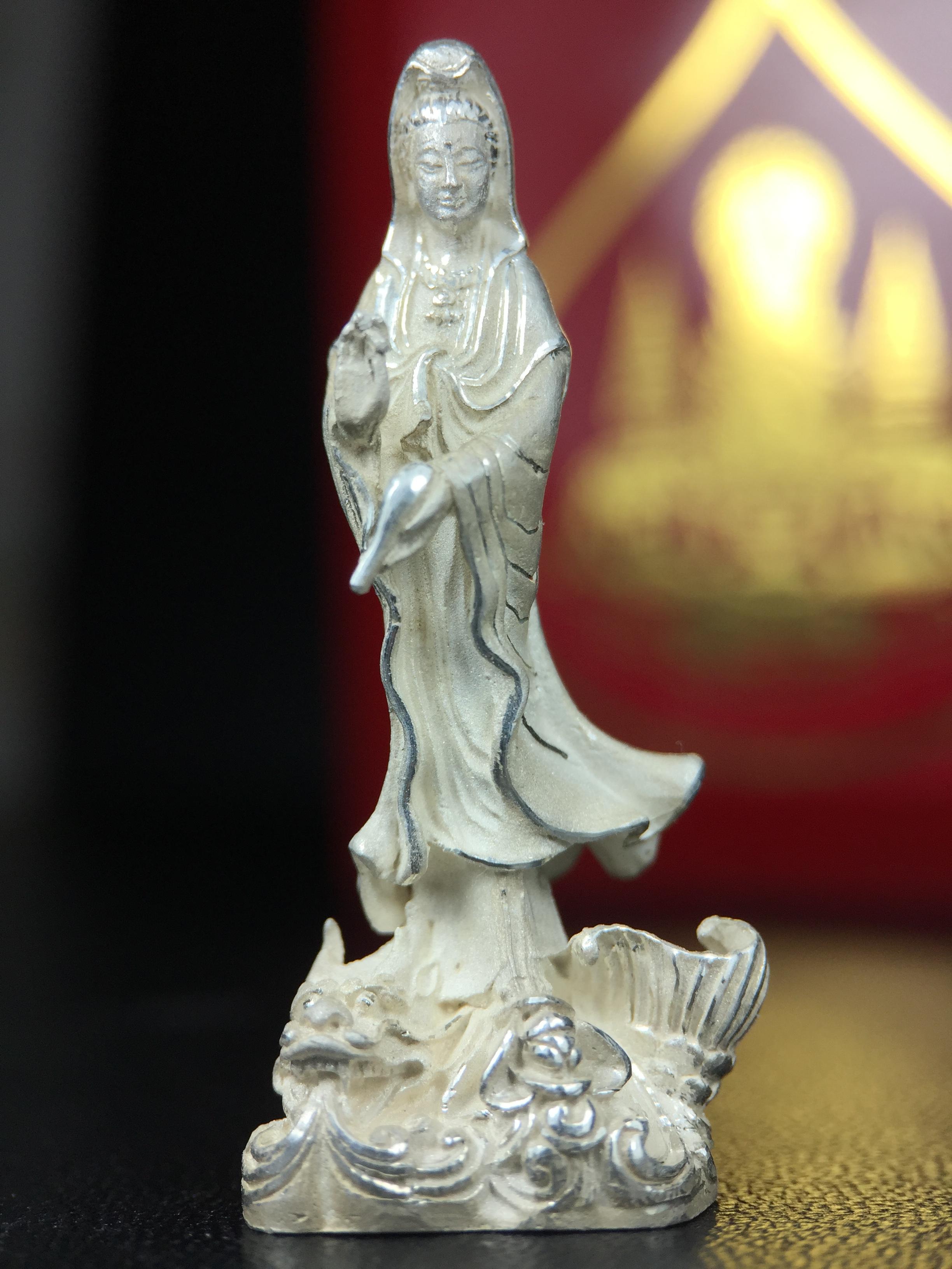 รูปหล่อลอยองค์ พระมหาโพธิสัตว์กวนอิม ทรงประทับมังกร เนื้อเงินพ่นทรายขัดเงาบางส่วน โครงการสร้าง พระศรีอริยะเมตตรัยมหาโพธิสัตว์ น้อมถวายพระบาทสมเด็จพระเจ้าอยู่หัว ทรงครองศิริราชสมบัติครบ 50 ปี มหาพุทธาภิเษก วันที่ 6 เมษายน 2540 วัดโพธิ์แมนคุณาราม กรุงเทพฯ