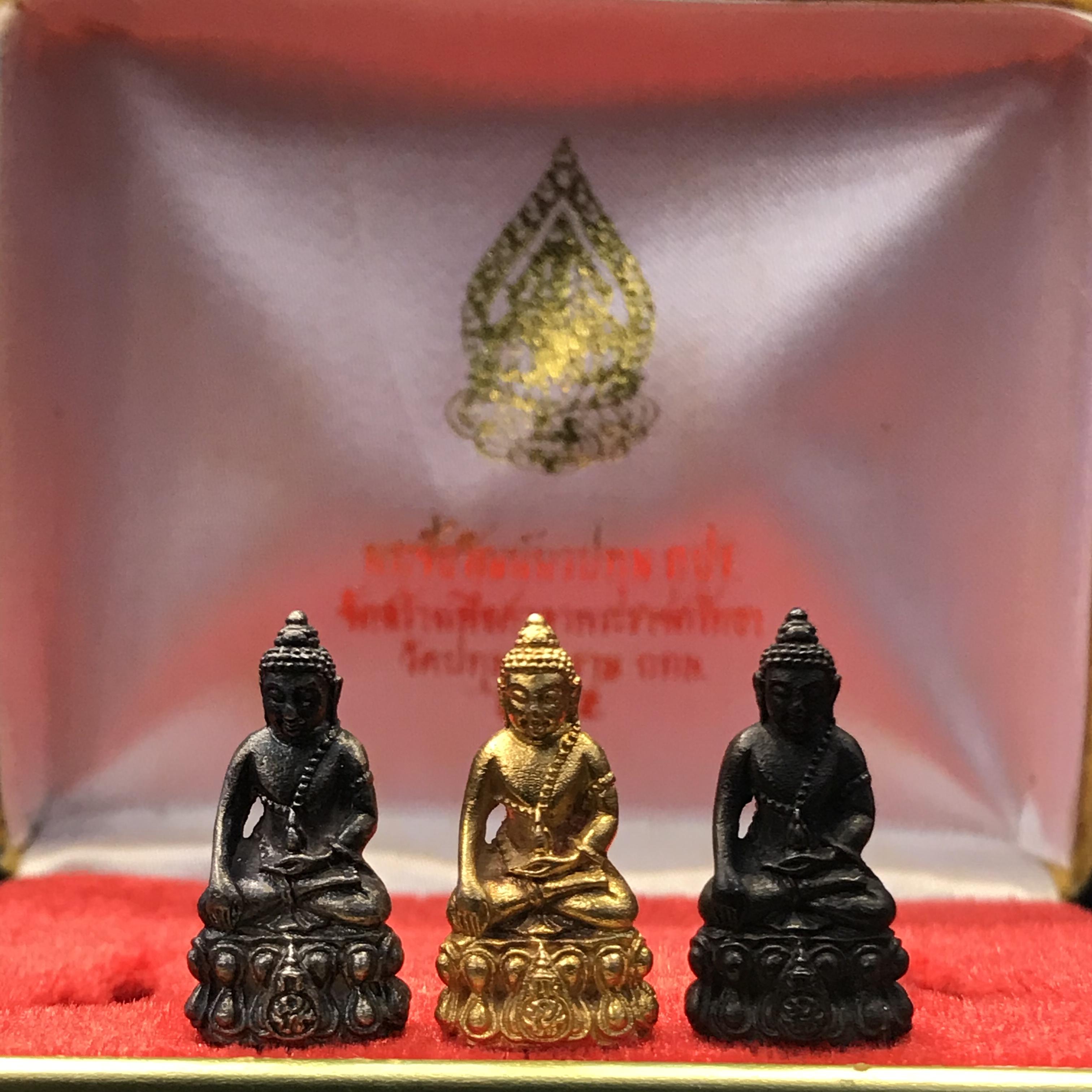 พระชัยวัฒน์นวปทุม ภปร. วัดปทุมวนาราม ปี2535 ชุดพิเศษกรรมการ เนื้อทองคำ+เนื้อเงิน+เนื้อนวโลหะ(ในหลวงรัชกาลที่9เสด็จเททอง)(สภาพสวยเดิมครบสมบูรณ์)