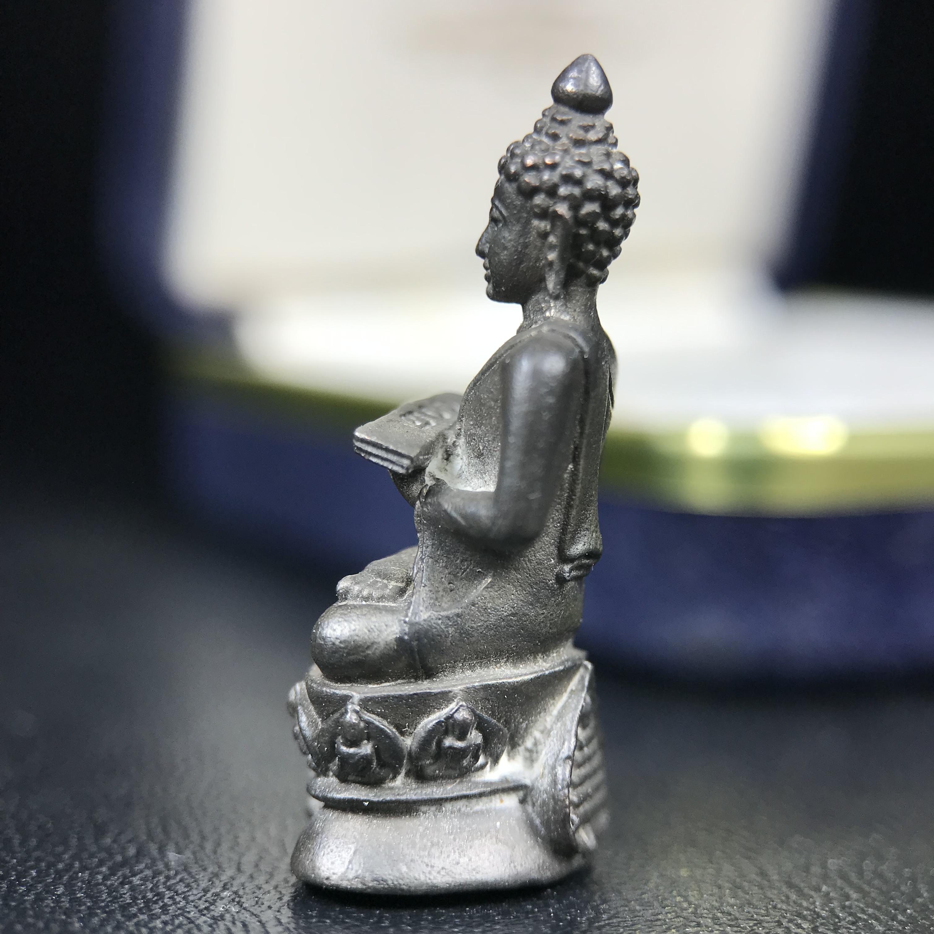 พระกริ่งปรมานุชิตชิโนรส วัดพระเชตุพนวิมลมังคลาราม(วัดโพธิ์) ปี 2533 เนื้อนวโลหะ ( ในหลวงรัชกาลที่9เสด็จเททอง)พิธีใหญ่ งดงามด้วยพุทธศิลป์เปี่ยมด้วยพุทธคุณ อีกหนึ่งรุ่นที่แนะนำสะสมบูชา(องค์หมายเลข 2583)เลขสวยผลรวมได้9...เจริญก้าวหน้าในทุกๆด้าน