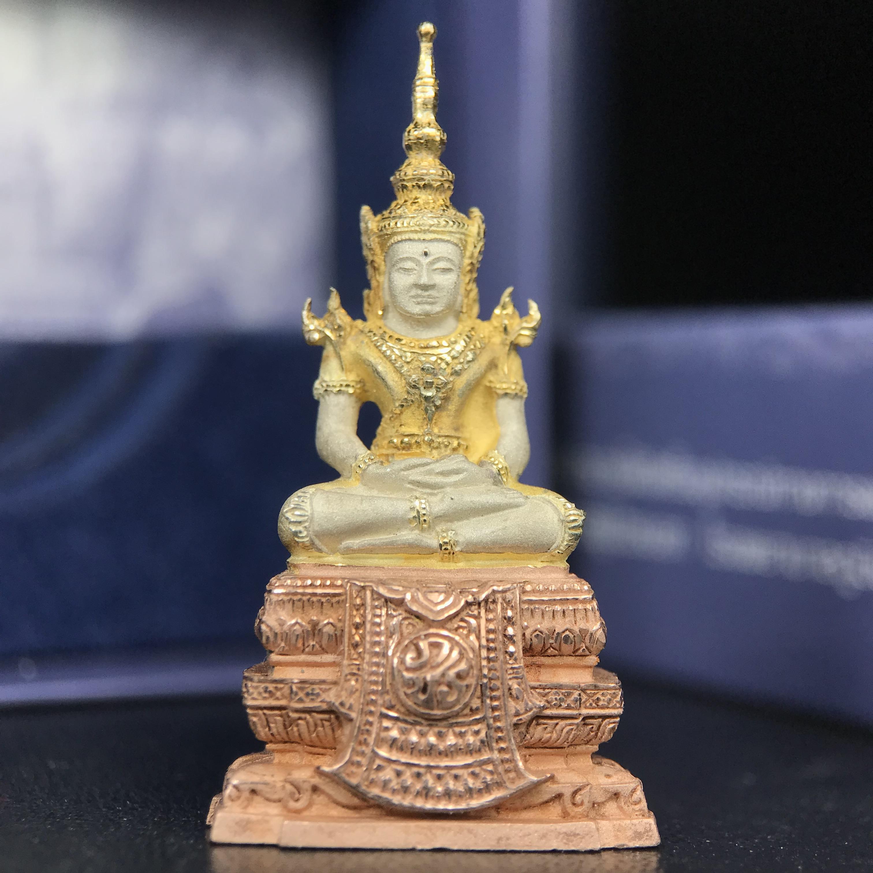 พระแก้วมรกต ภปร. ปี 2547 จัดสร้างโดยโรงพยาบาลภูมิพลอดุลยเดช เนื้อเงิน(3 กษัตริย์) ลอยองค์ หน้าตัก 1/2 นิ้ว สูง 3.7 ซม.พิธีมหามังคาภิเษก ณ พระอุโบสถวัดพระศรีรัตนศาสดาราม(วัดพระแก้ว) งดงามทรงคุณค่าอีกหนึ่งรุ่นยอดนิยม หายาก(องค์หมายเลข ๒๑๒๒)