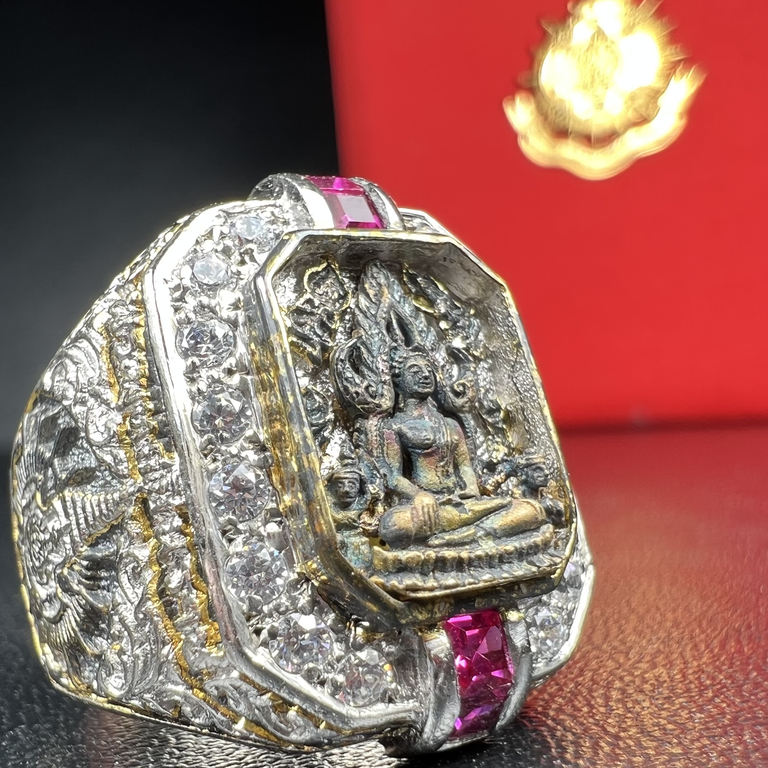 แหวนพระพุทธชินราช ภปร. ในวโรกาสเฉลิมพระชนมายุ6รอบ 5ธันวาคม2542 มูลนิธิพิทักษ์ดวงตาประชาชน จัดสร้าง แหวนเนื้อเงินเคลือบทองคำบริสุทธิ์ประดับเพชร CZ เกรดนอก ตอกโค๊ตและหมายเลข 2006(ผลรวมได้ 8 เลขมงคลเจริญมั่งคั่ง อุดมสมบูรณ์) พร้อมกล่องบรรจุเดิมครบ(หายาก)