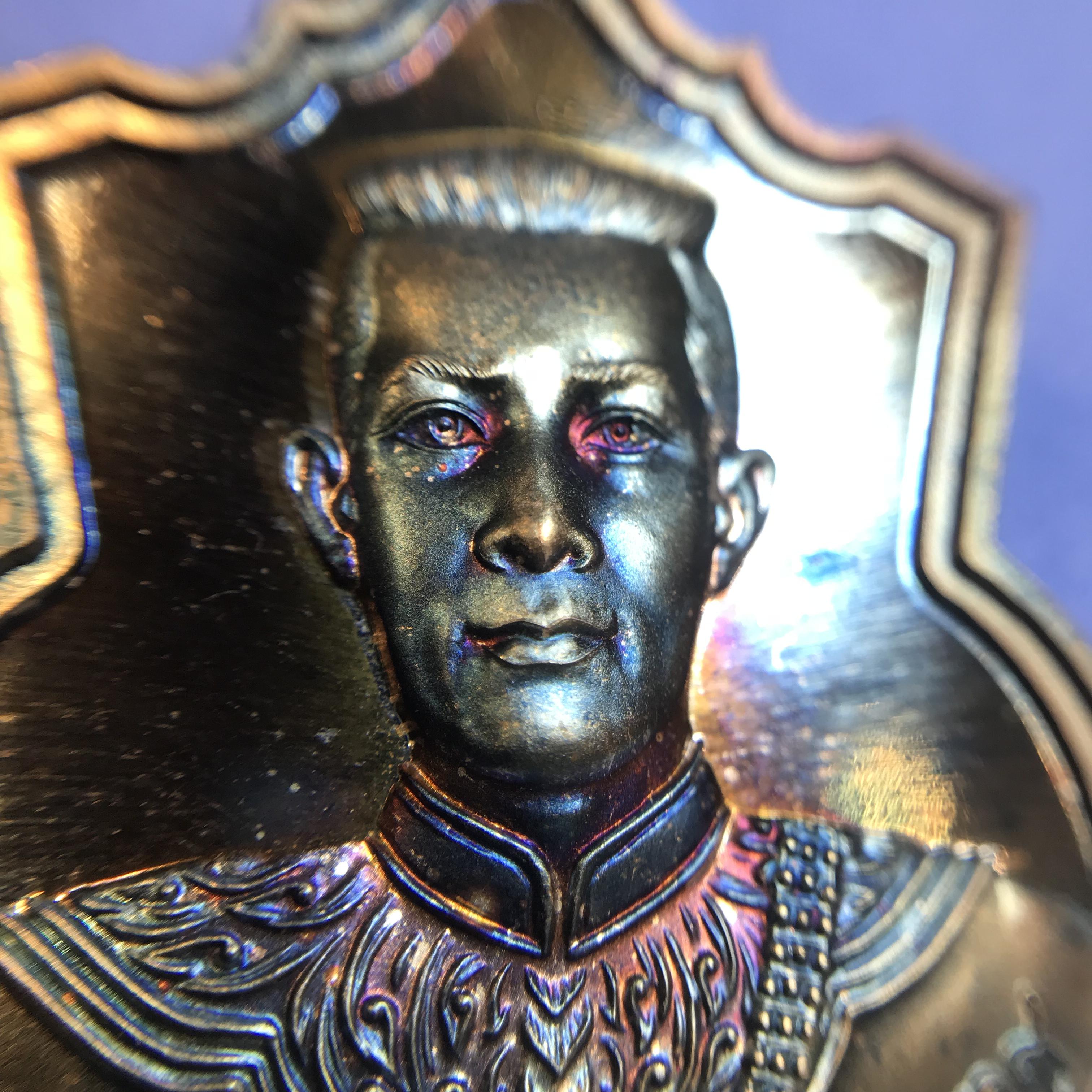 เหรียญสมเด็จพระนเรศวรมหาราช รุ่นสู้ หลัง สก. พิธีใหญ่ ปี 2548 เนื้อเงิน ผิวเดิมขึ้นสีรุ้งสวยนิยม พร้อมกล่อง