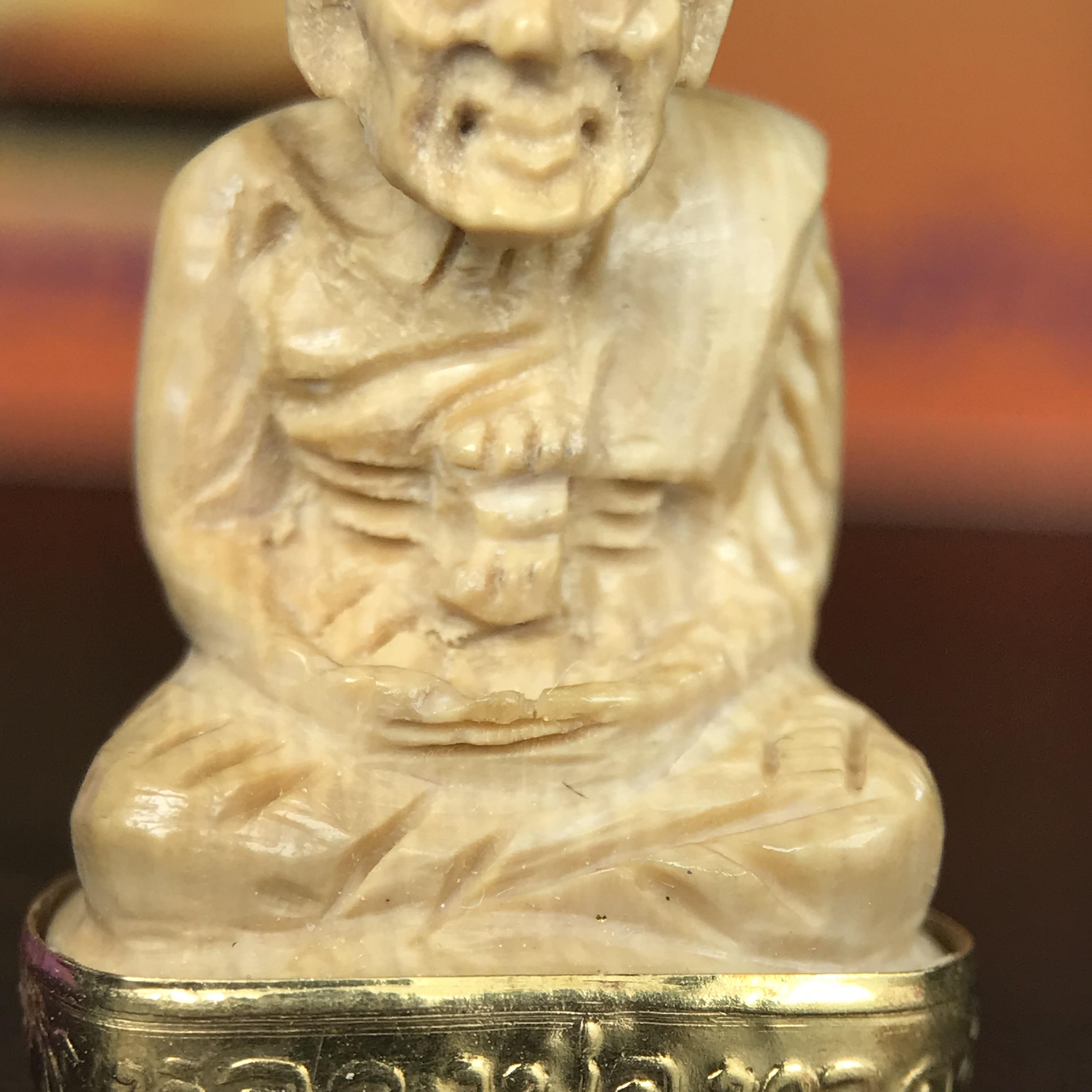 สมเด็จหลวงพ่อทวด รุ่นคชสารหมื่นปี (ศิลปาชีพ) วัดช้างให้ ปี 2541โดยมีท่าน อ.นอง วัดทรายขาว เป็นเจ้าพิธี และมีเกจิร่วมปลุกเสก 108 รูป บรรจุผงว่านเก่าและดินกากยายักษ์(พิมพ์ลอยองค์ฐานทองคำโค๊ตทองคำ)พร้อมกล่องบรรจุและใบรับรองเดิมครบ นิยมหายาก