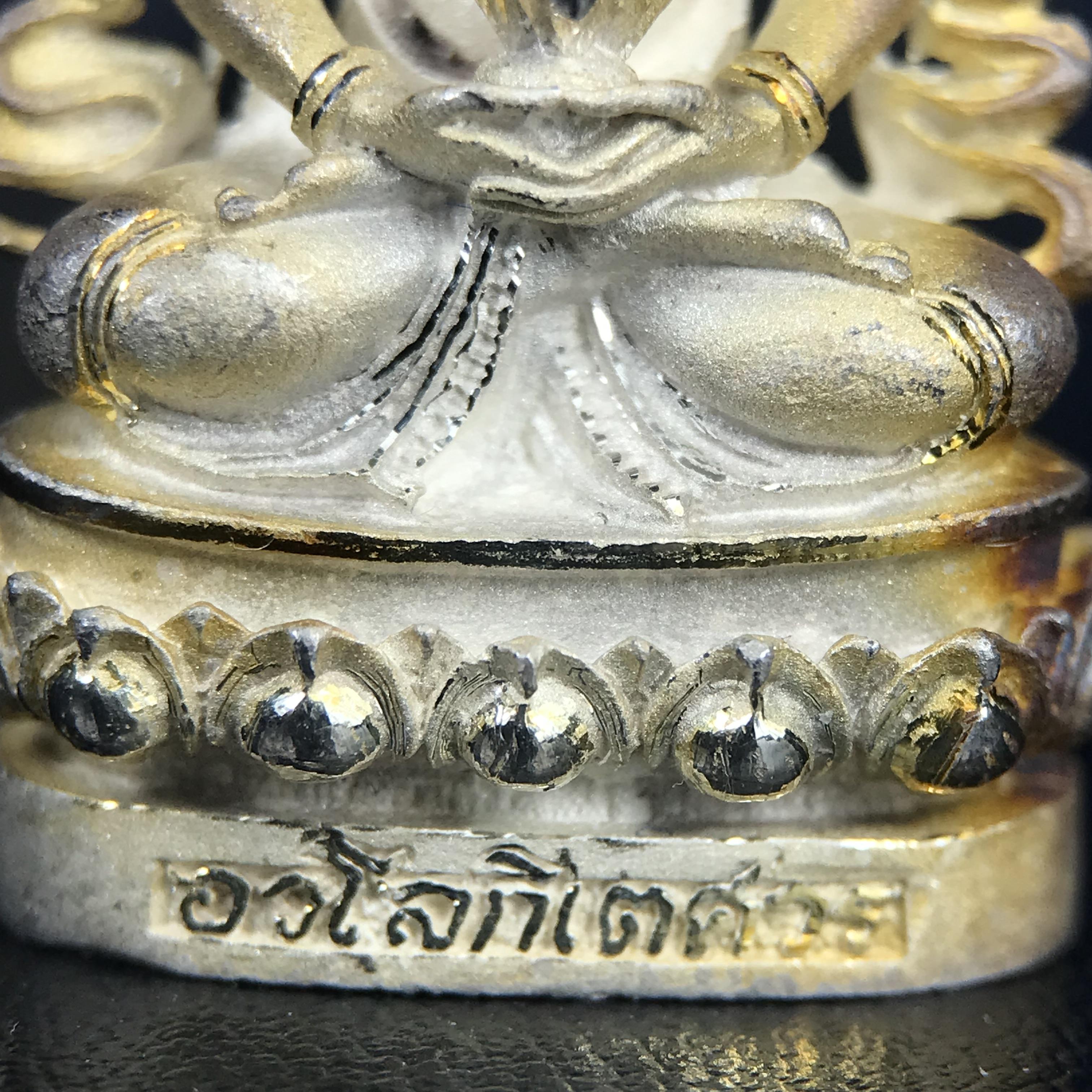 พระกริ่งอวโลกิเตศวร ( เจ้าแม่กวนอิม ) วัดโพธิ์แมนคุณาราม รุ่นอุดมโภคทรัพย์ พ.ศ.2539 เนื้อเงินพ่นทราย(ผิวเดิม ขึ้นสีรุ้งธรรมชาติ แบบนิยม เสน่ห์ของพระเนื้อเงิน) (พร้อมกล่องบรรจุการ์ดใบรับรองเดิมครบ)(อีกหนึ่งรุ่นยอดนิยม พุทธศิลป์สวยงดงาม)หายาก 1 ใน 5000 องค์