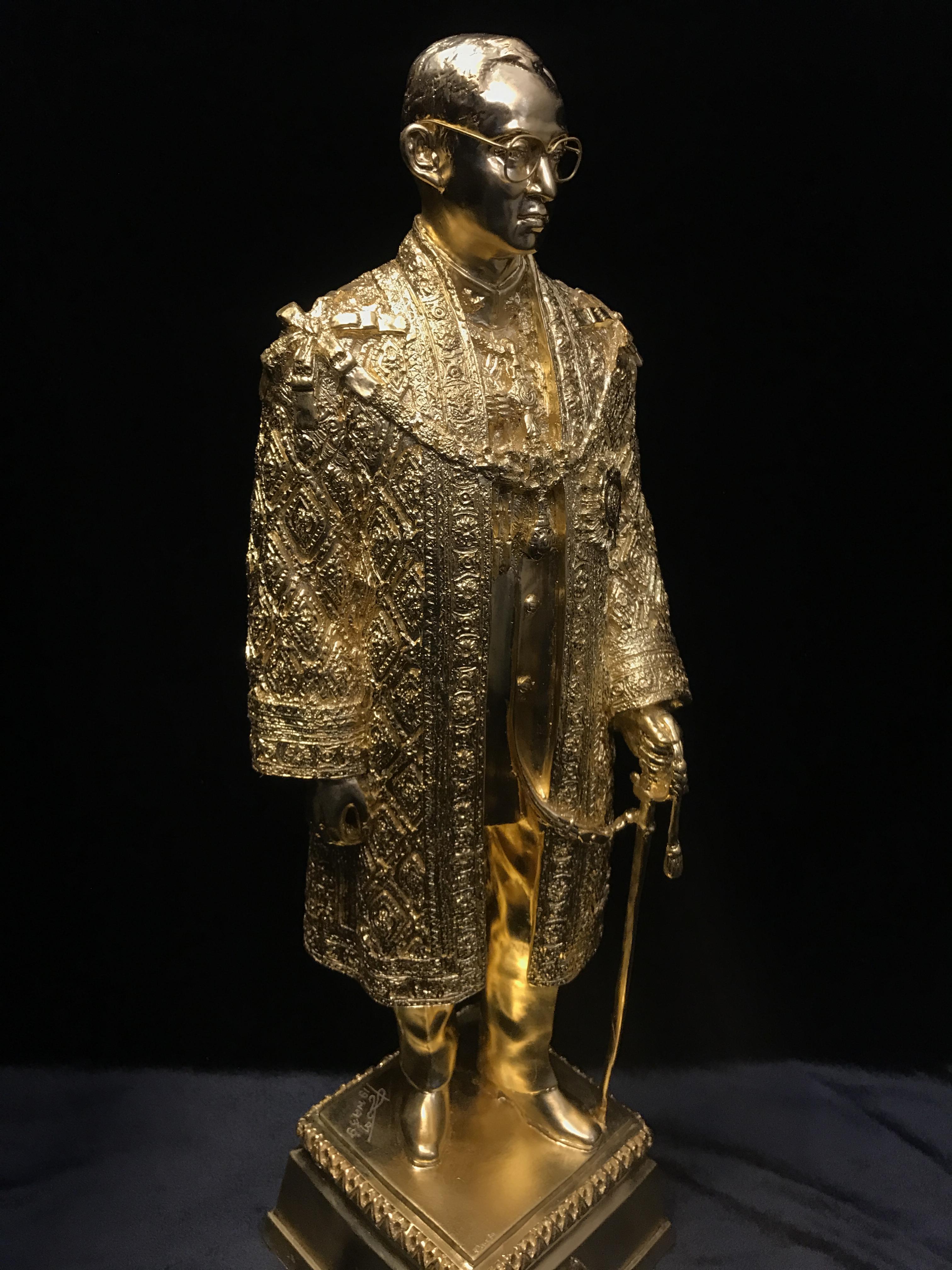 พระบรมรูปจำลองในหลวง รัชกาลที่ ๙ จัดสร้างโดย สมาคมศิษย์เก่าวิทยาศาสตร์ จุฬาลงกรณ์มหาวิทยาลัยและคณะวิทยาศาสตร์ จุฬาลงกรณ์มหาวิทยาลัย ปี2539(พร้อมกล่องบรรจุเดิมและใบรับรองจากผู้จัดสร้าง)