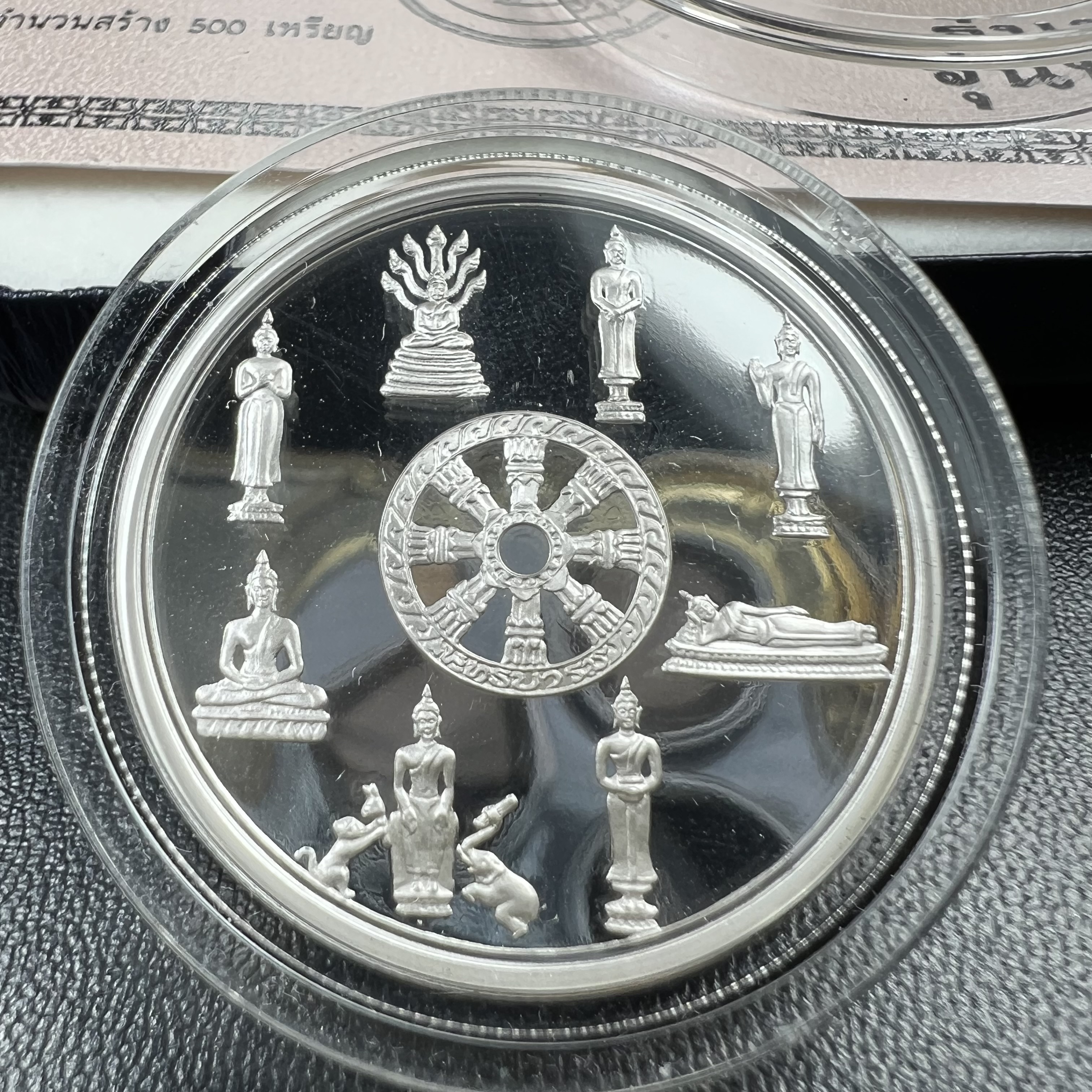 เหรียญพระแก้วมรกต พระพุทธชินราช พระพุทธโสธร รุ่นพุทธบารมี ปี 2540 เนื้อเงินขัดเงา 99.9% พร้อมกล่องและใบรับรองเดิม พิธีพุทธาภิเษก 2 พิธี มหามงคล (พระพุทธคู่บ้านคู่เมือง รูปแบบเหรียญสวยงดงามมาก พิธีใหญ่ เป็นที่นิยม)สร้างน้อยหายาก 1 ใน 500 เหรียญ