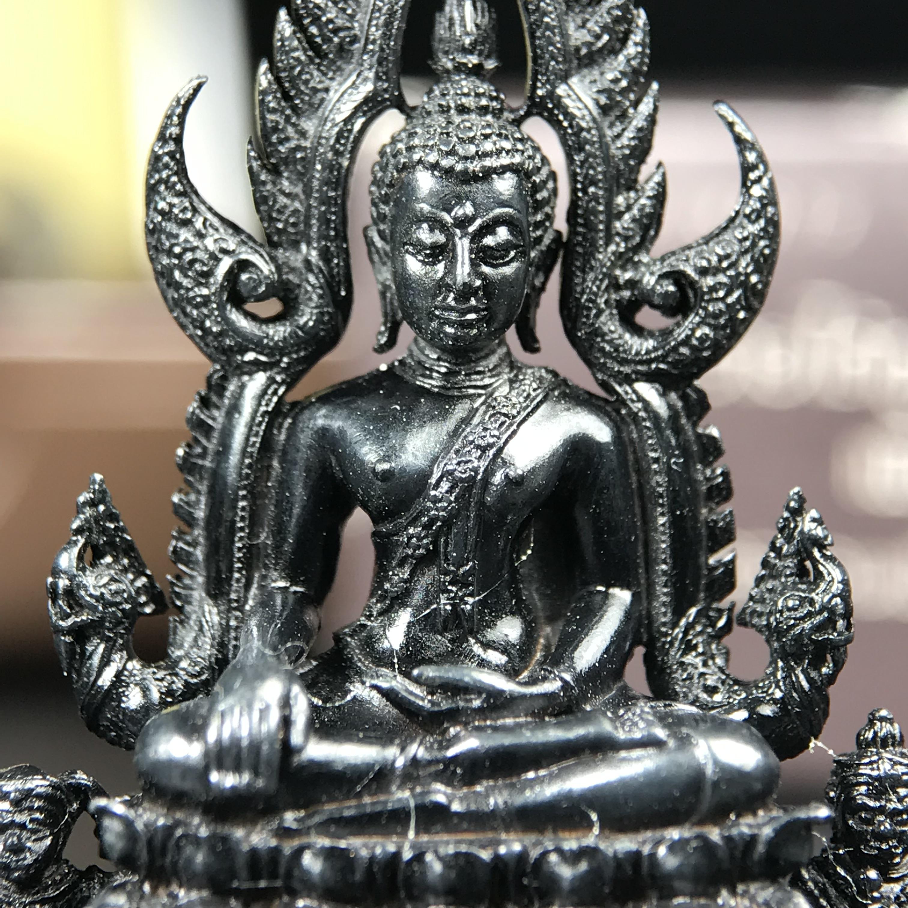 พระพุทธชินราช ภปร. โครงการ "เพราะแผ่นดินนี้ คือ แผ่นดินเกิด" ปี2548(รุ่นแรก) ลอยองค์ หน้าตัก 1/2 นิ้ว(ขนาด 3.5 x 2.5 ซม.) เนื้อเงินรมดำ(พุทธศิลป์จำลองเมื่อครั้งลอกทอง ครั้งที่3 เมื่อปี2547 ร้อยปีจะมีสักครั้ง "พระพุทธชินราชองค์ดำ")