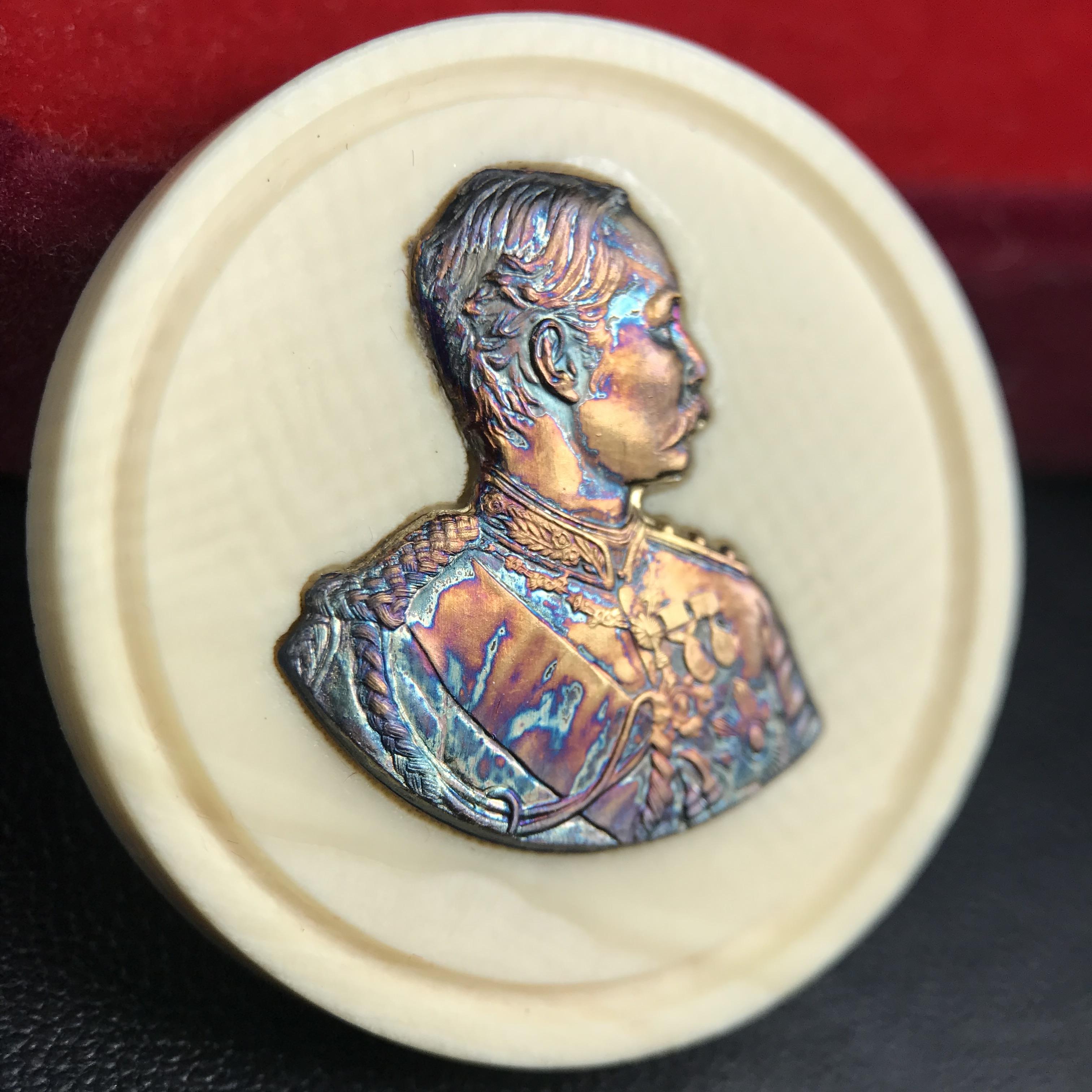 เหรียญรัชกาลที่ 5 คชสารหมื่นปี หลวงพ่ออุตตมะ วัดวังก์วิเวการาม ปี 2540 พิมพ์ใหญ่ขนาด 3.0 ซม. หน้ากากทองคำบริสุทธิ์ 99.99% (ผิวสวยเดิมขึ้นรุ้งงดงามธรรมชาติ)พร้อมกล่องบรรจุเดิมครบ(ควรคู่ผู้รู้คุณค่า ด้วยวัตถุมงคล เสริมบุญญาบารมี)