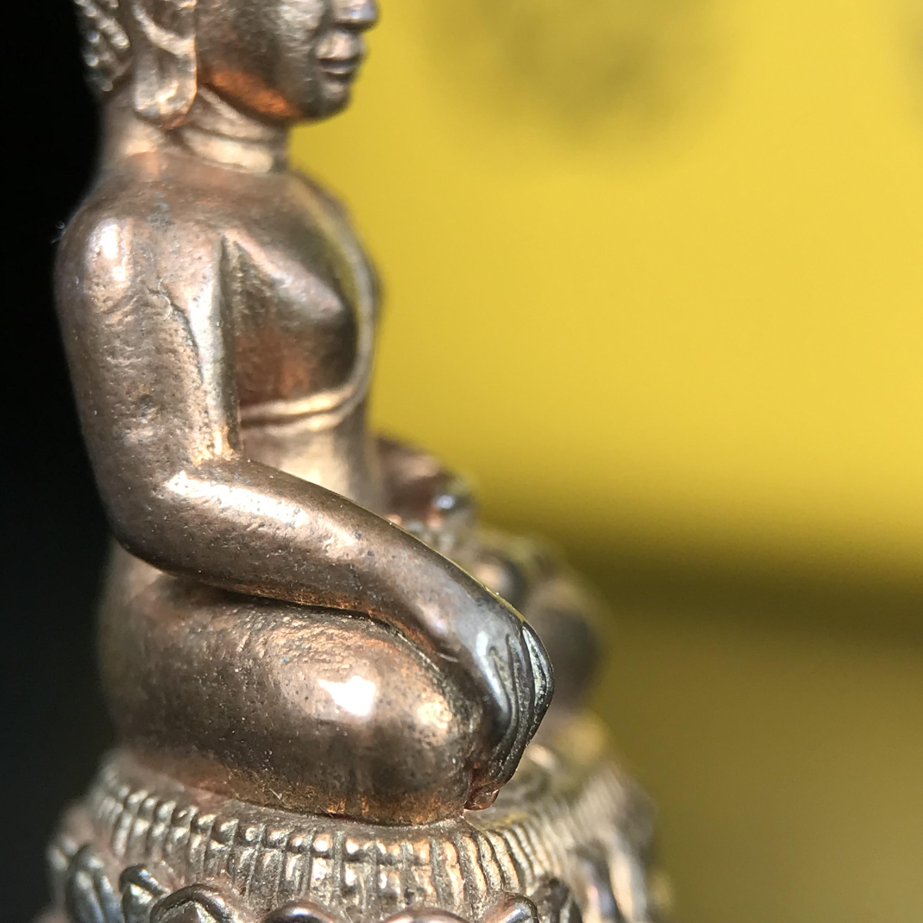 พระกริ่งพระพุทธนรสีห์ จปร.+ภปร. ครบรอบ 100 ปี ธนาคารไทยพาณิชย์ ปี 2550 พระกริ่งเนื้อนวโลหะพิเศษ(หล่อในพิธีเททอง)(หายาก)(พุทธศิลป์งดงาม)ด้านหน้าฐานประดับด้วยตราสัญลักษณ์ "จปร" และ "ภปร" (องค์เทหล่อในพิธีสร้างน้อย หายากมาก)1 ใน 1000 องค์