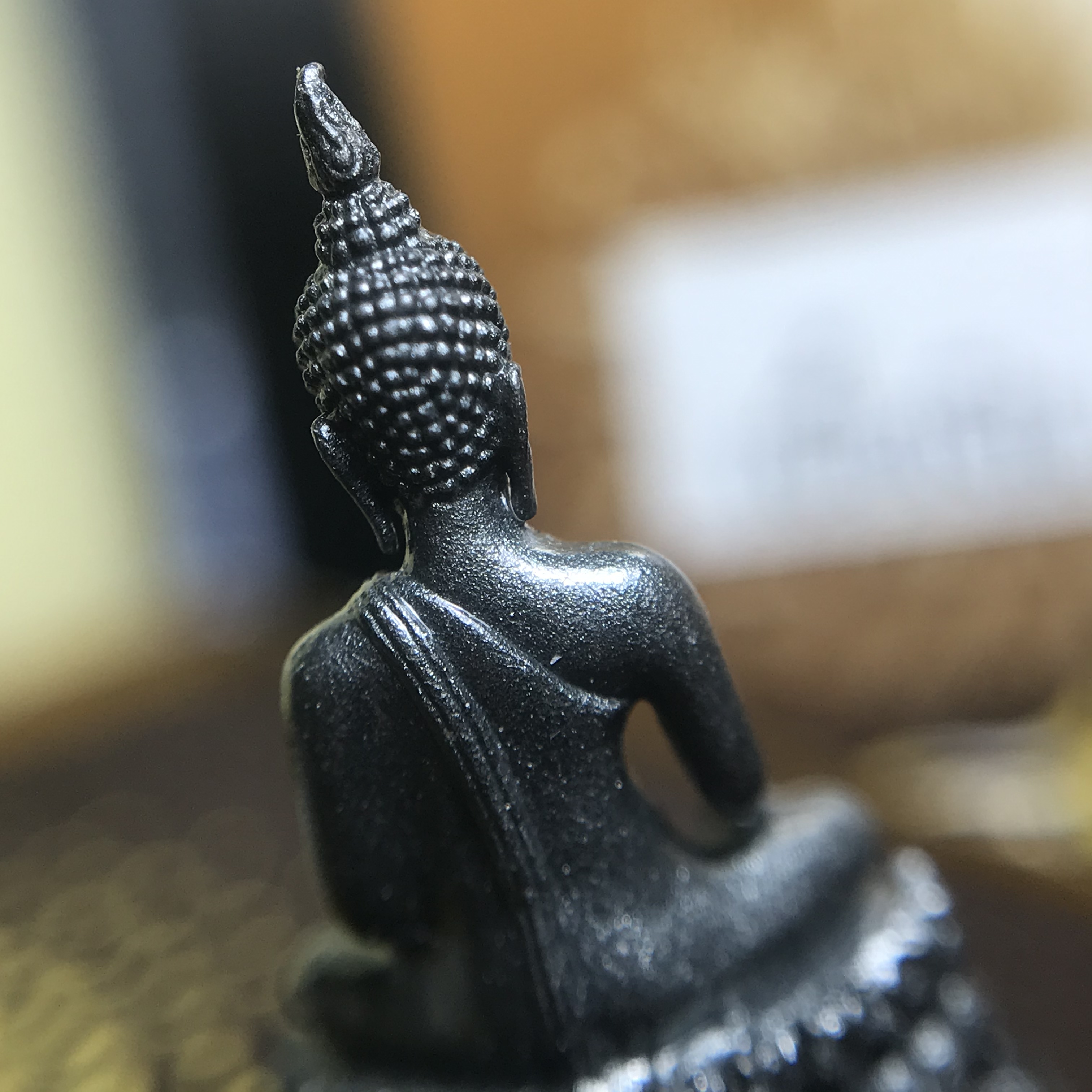 พระพุทธรูปคุ้มเกล้า มหามงคล 80พรรษา “รุ่นเย็นศิระเพราะพระบริบาล 80พรรษา มหากษัตริย์คู่แผ่นดินสยาม” เนื้อเงินรมดำ พิมพ์เล็ก ขนาด 10*21 มม.