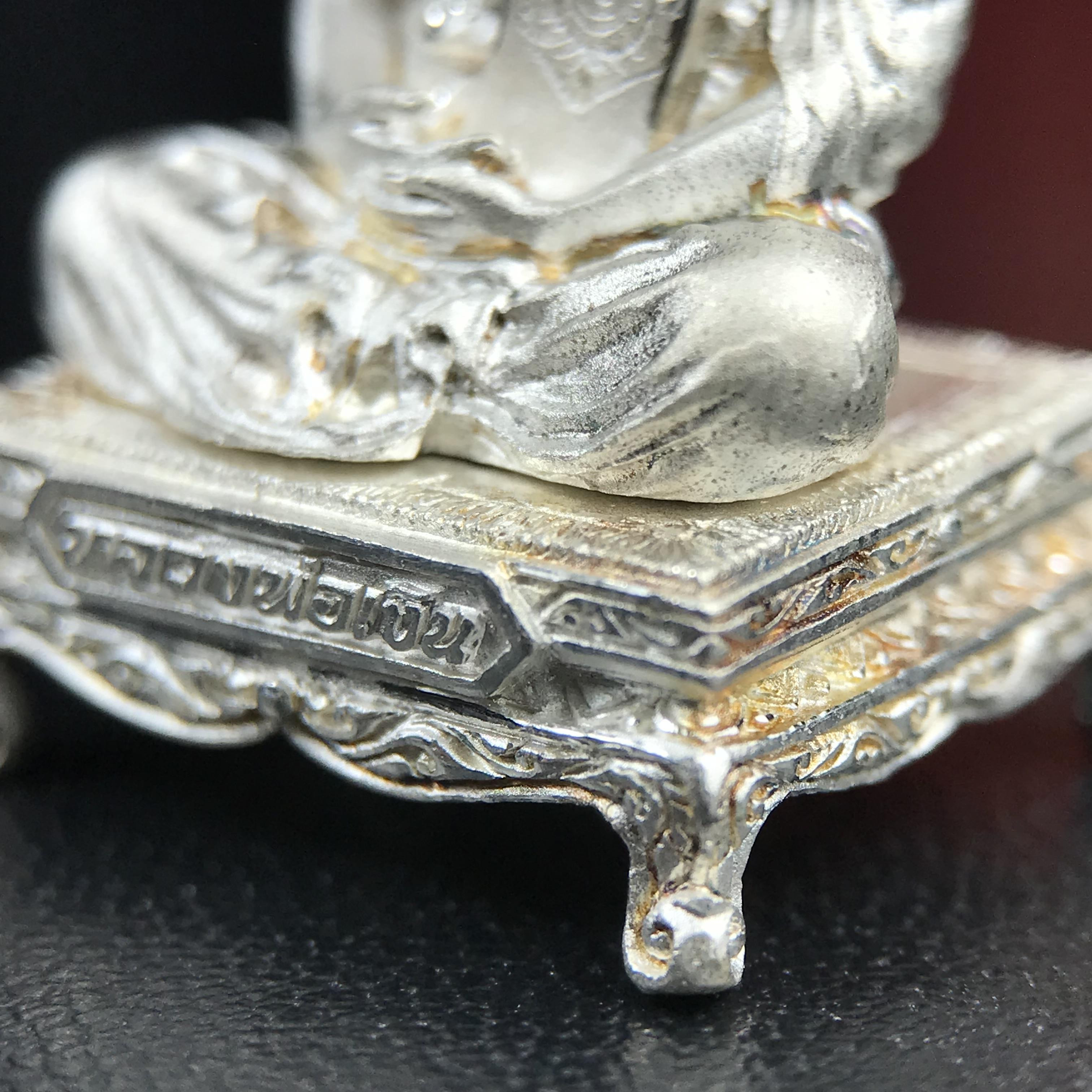 รูปหล่อหลวงพ่อเงิน วัดบางคลาน จ.พิจิตร พิมพ์หน้าเหมือนหลวงพ่อ "รุ่น 91 ปี กรมเสมียนตรา" กระทรวงกลาโหมจัดสร้างในปี 2543 พุทธาภิเษกใหญ่ 3 วัด 3พิธีวัดสุทัศน์ /วัดบางคลาน/วัดพระแก้ว เนื้อเงินปัดเงา(หายาก) พุทธศิลป์งดงามมากหายาก(ตอกโค๊ตหมาย ๑๖)