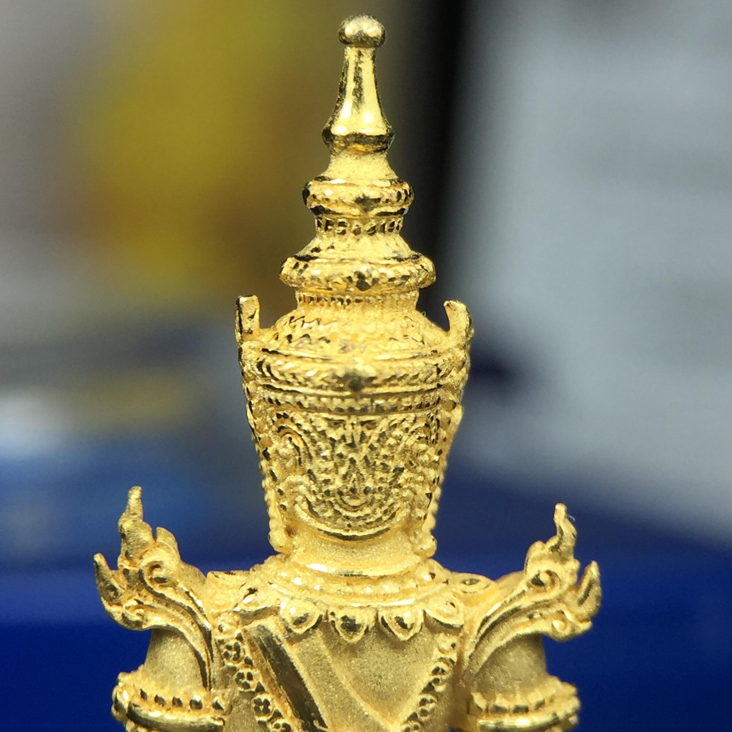 พระแก้วมรกต(จำลอง)ลอยองค์ ขนาดหน้าตัก 1/2 นิ้ว ทรงเครื่องฤดูร้อน เนื้อเงินสามกษัตริย์ ตราสัญลักษณ์ฉลองสิริราชสมบัติ ครบ 60 ปี พ.ศ.2549(สภาพสวย ครบ สมบูรณ์)