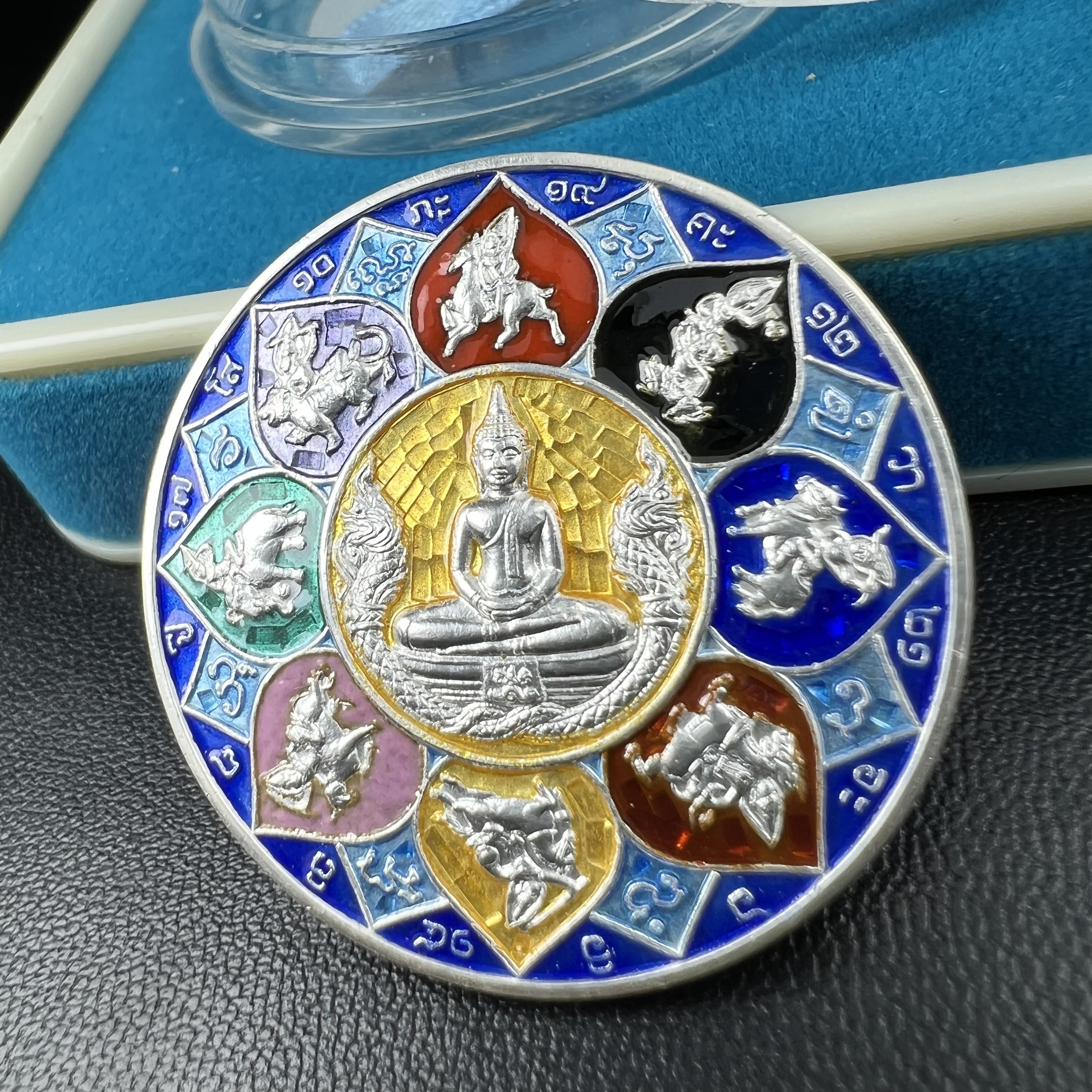 เหรียญหลวงพ่อโสธร รุ่นดวงชะตาคู่ชีวิต พิธีมหาจักรพรรดิตราธิราชครั้งยิ่งใหญ่ พิธีสวดนพเคราะห์เพื่อความเป็นสิริมงคล ปี 2547 ณ พระอุโบสถวัดโสธรวรารามวรวิหาร จ.ฉะเชิงเทรา เนื้อเงินลงยาราชาวดี ขนาด 3.2 ซม.พร้อมกล่องบรรจุเดิมสภาพสวยครบสมบูรณ์