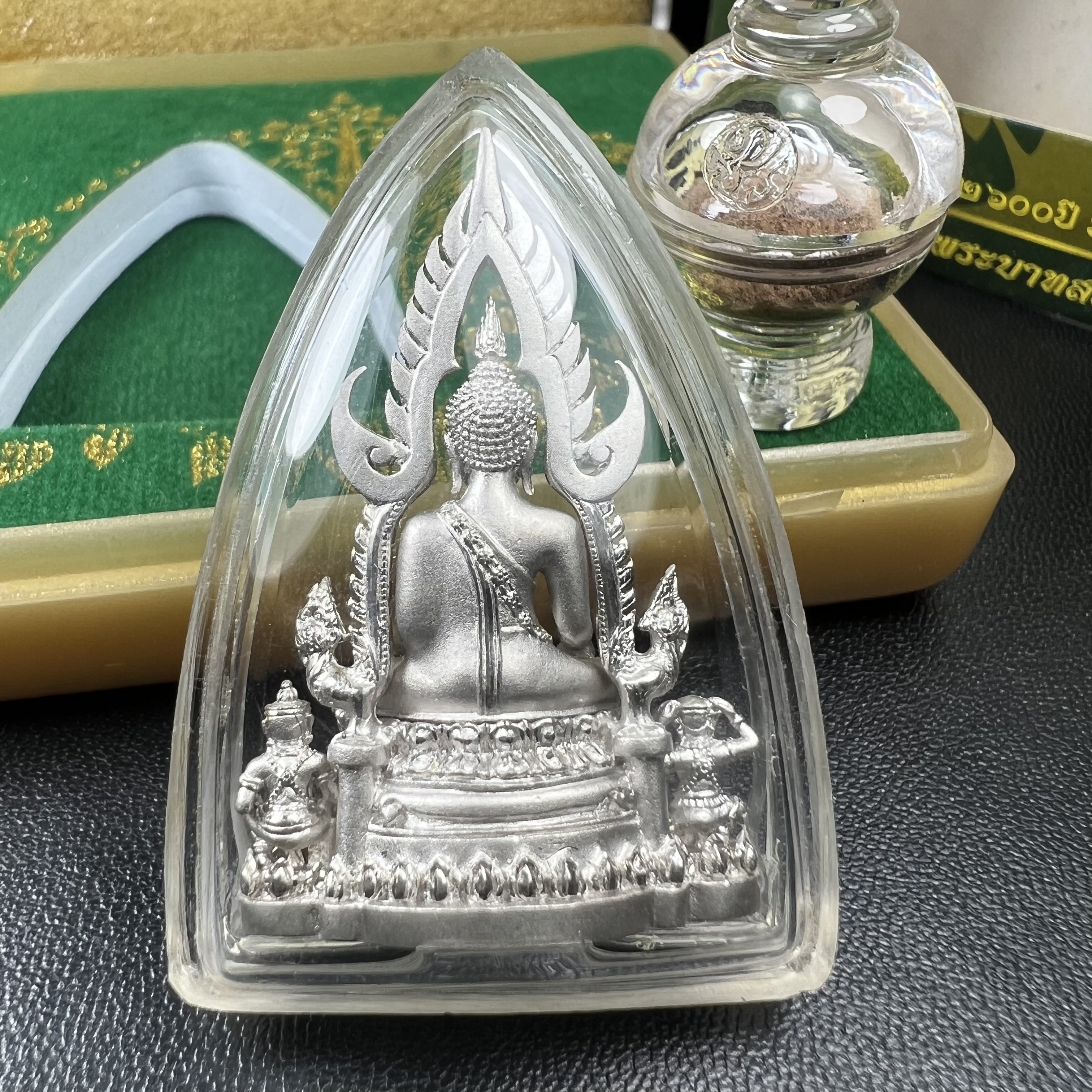 พระพุทธชินราช(จำลอง) ภปร. 84 พรรษา ปี 2554 เนื้อเงินชุบทองคำขาว พิมพ์กลางขนาดหน้าตัก 1/2 นิ้ว(พระราชทานมวลสาร จิตรลดาและเส้นพระเจ้า(เส้นผม)รัชกาลที่9)พุทธศิลป์ทรงคุณค่าอีกหนึ่งรุ่นยอดนิยม