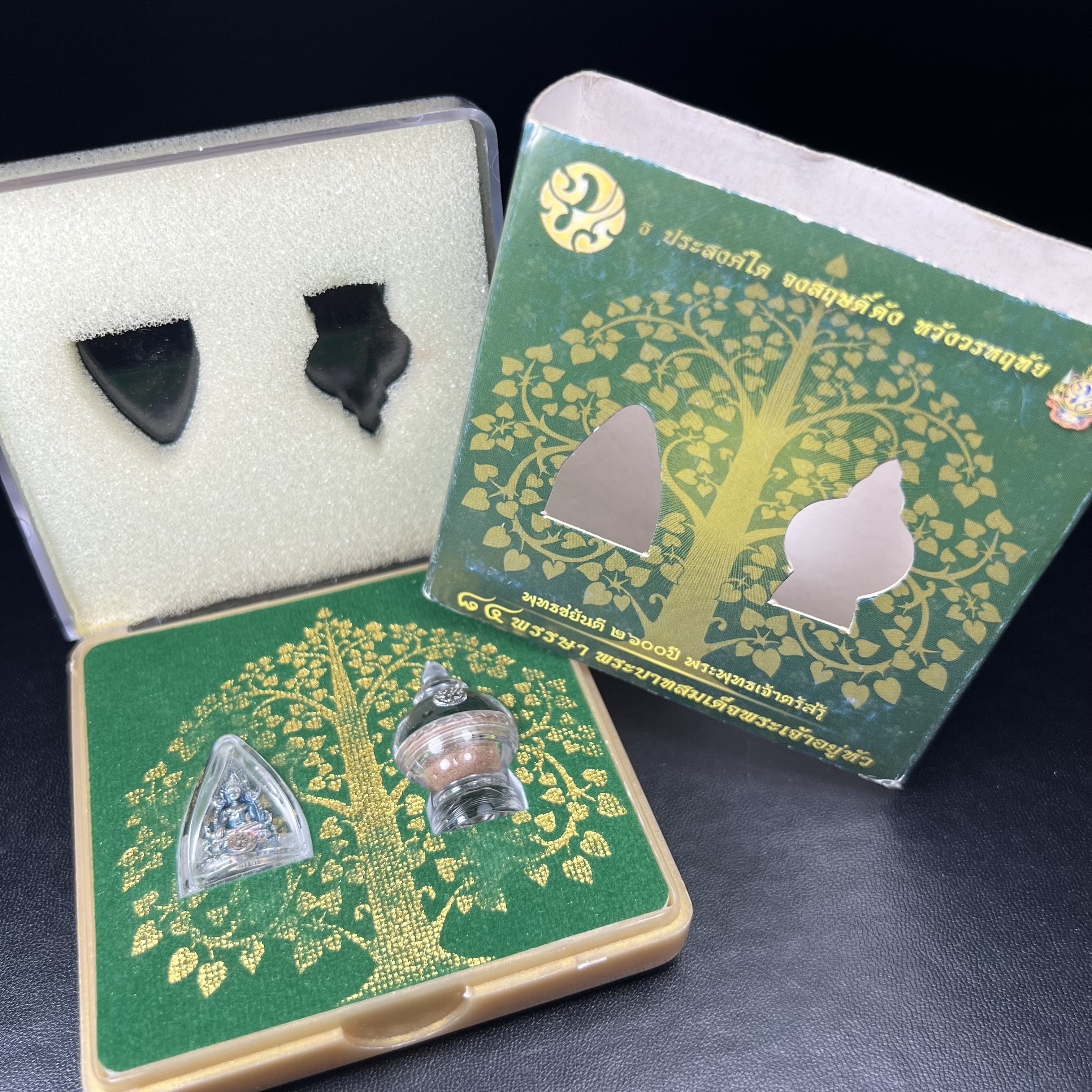 พระพุทธชินราช ภปร. 84 พรรษา ในหลวงรัชกาลที่ 9 พิมพ์เล็กขนาดหน้าตัก 1/4 นิ้ว(สูง 2.0 ซม.)เนื้อเงินชุบทองคำขาว (สภาพผิวเดิมสวย ขึ้นสีรุ้งฟ้าครามธรรมชาติสวยมาก แบบนิยม)(พระราชทานมวลสาร จิตรลดาและเส้นพระเจ้า(เส้นผม))พุทธศิลป์ทรงคุณค่าอีกหนึ่งรุ่นยอดนิยม