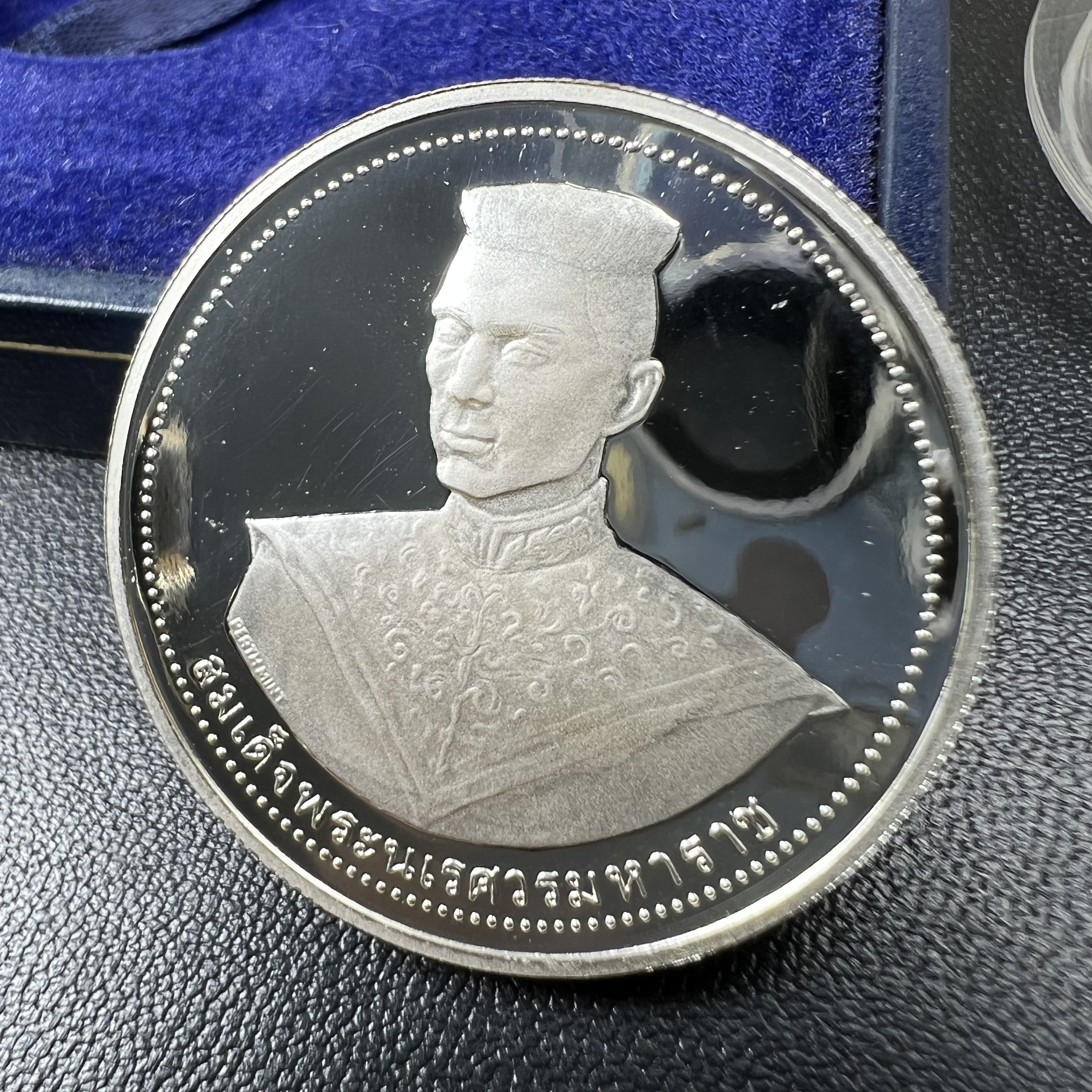 เหรียญสมเด็จพระนเรศวรมหาราช-พระพุทธชินราช รุ่นกองทุนสร้างอาคารเรียนวิทยาลัยสงฆ์ วัดพระศรีรัตนมหาธาตุ ปี 2536 เนื้อเงินขัดเงา บล็อกนอก เพิร์ธ ประเทศออสเตรเลีย(PERTH MINT)กล่องบรรจุเดิมใบรับรองพร้อมสวยงาม