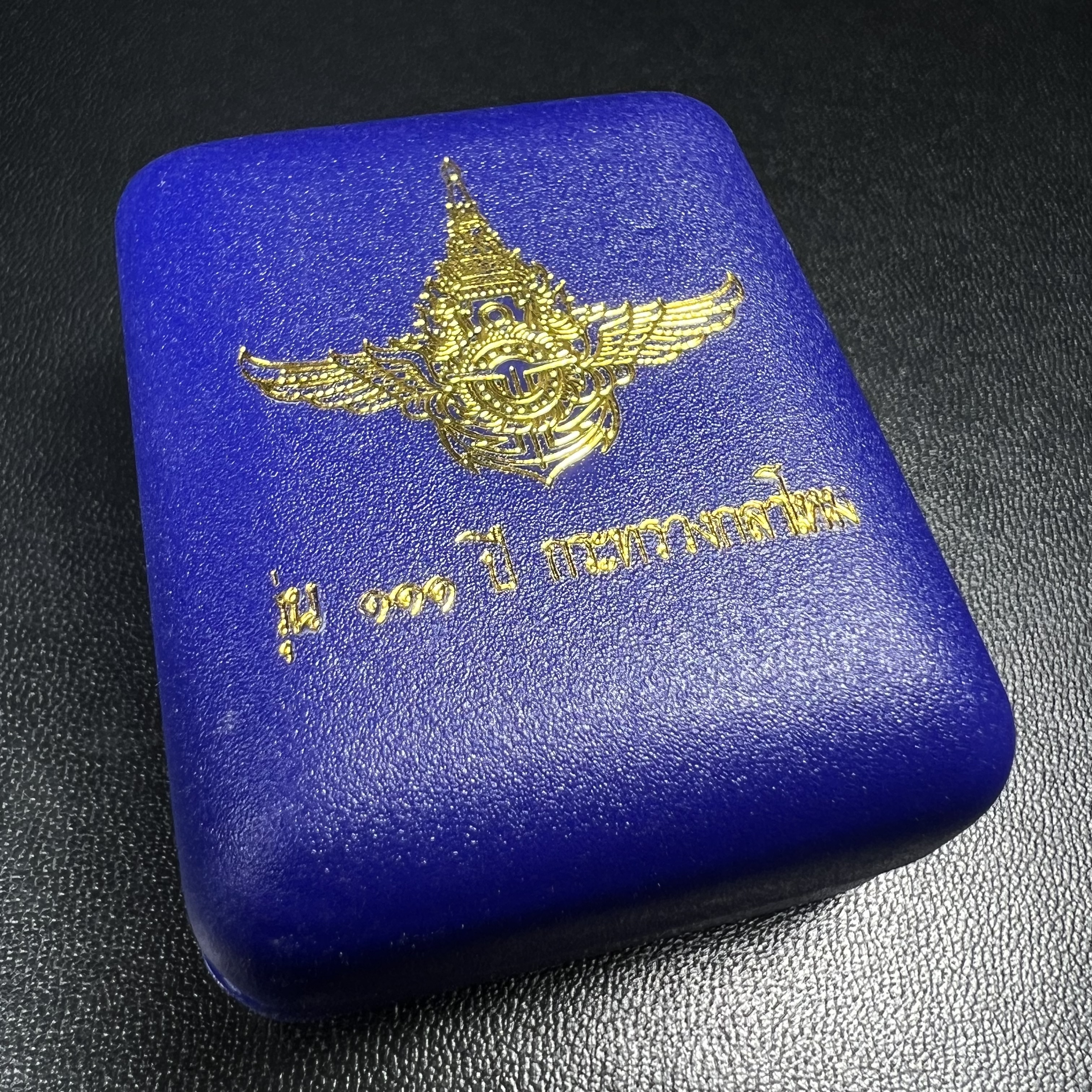 รูปเหมือนหล่อลอยองค์หลวงปู่ทวด รุ่น 111ปี กระทรวงกลาโหม เนื้อนวโลหะรมดำ-ปัดเงา ปี2540 พิธีใหญ่ เข้มขลัง นิยม พร้อมกล่องบรรจุเดิม(คัดสภาพสวยผิวเทพๆผิวรุ้งๆ)ทั้งพิธีทั้งพุทธศิลป์ทรงคุณค่าอีกหนึ่งรุ่นยอดนิยม