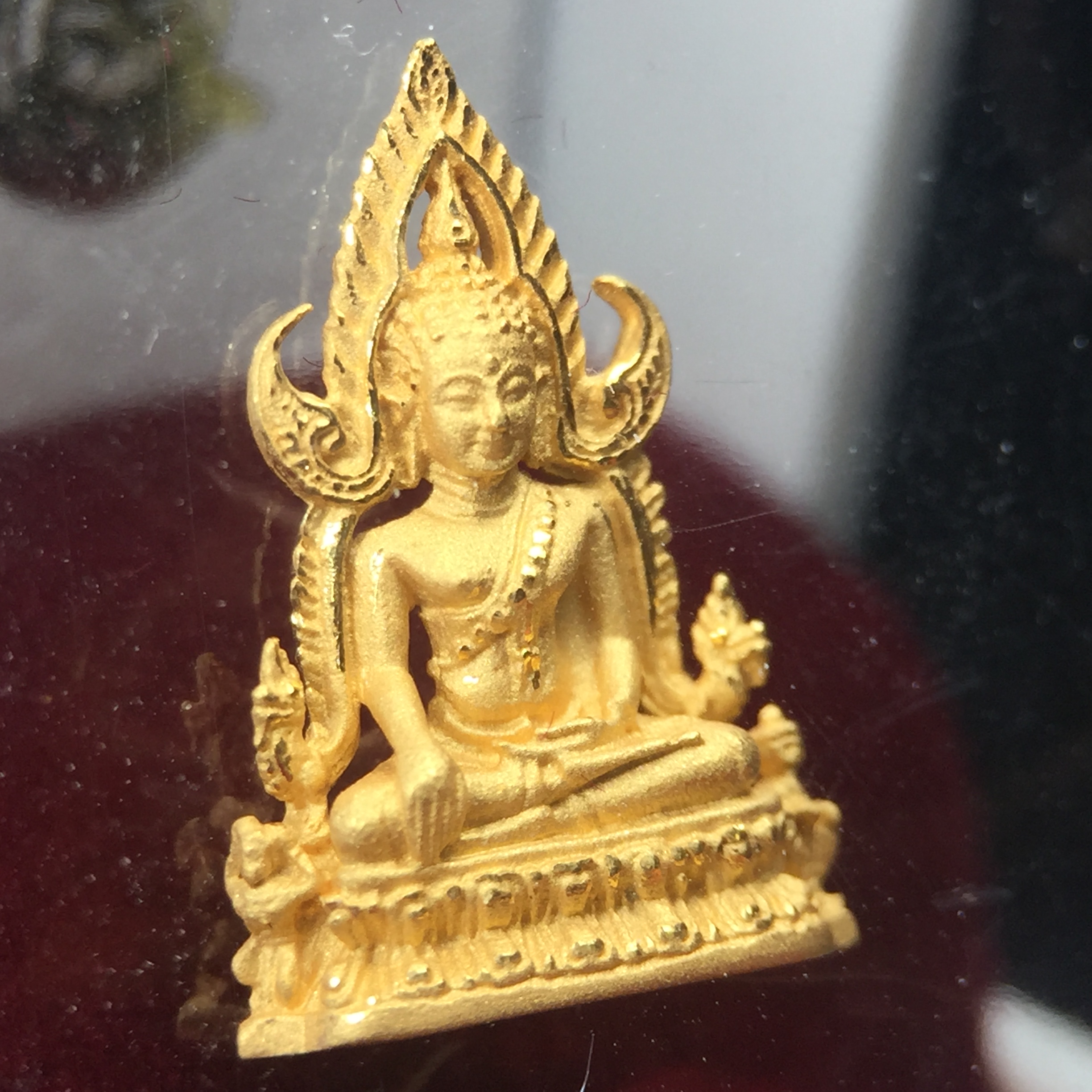 พระพุทธชินราช รุ่น ประวัติศาสตร์ มูลนิธิเพื่อตำรวจไทยจัดสร้าง ปี 2562 เนื้อทองคำขัดเงา พิมพ์ลอยองค์จิ๋ว(ขนาดสูง 1.5 ซม.) (สภาพ สวย ซีนซองเดิม กล่องบรรจุเดิมครบสมบูรณ์)