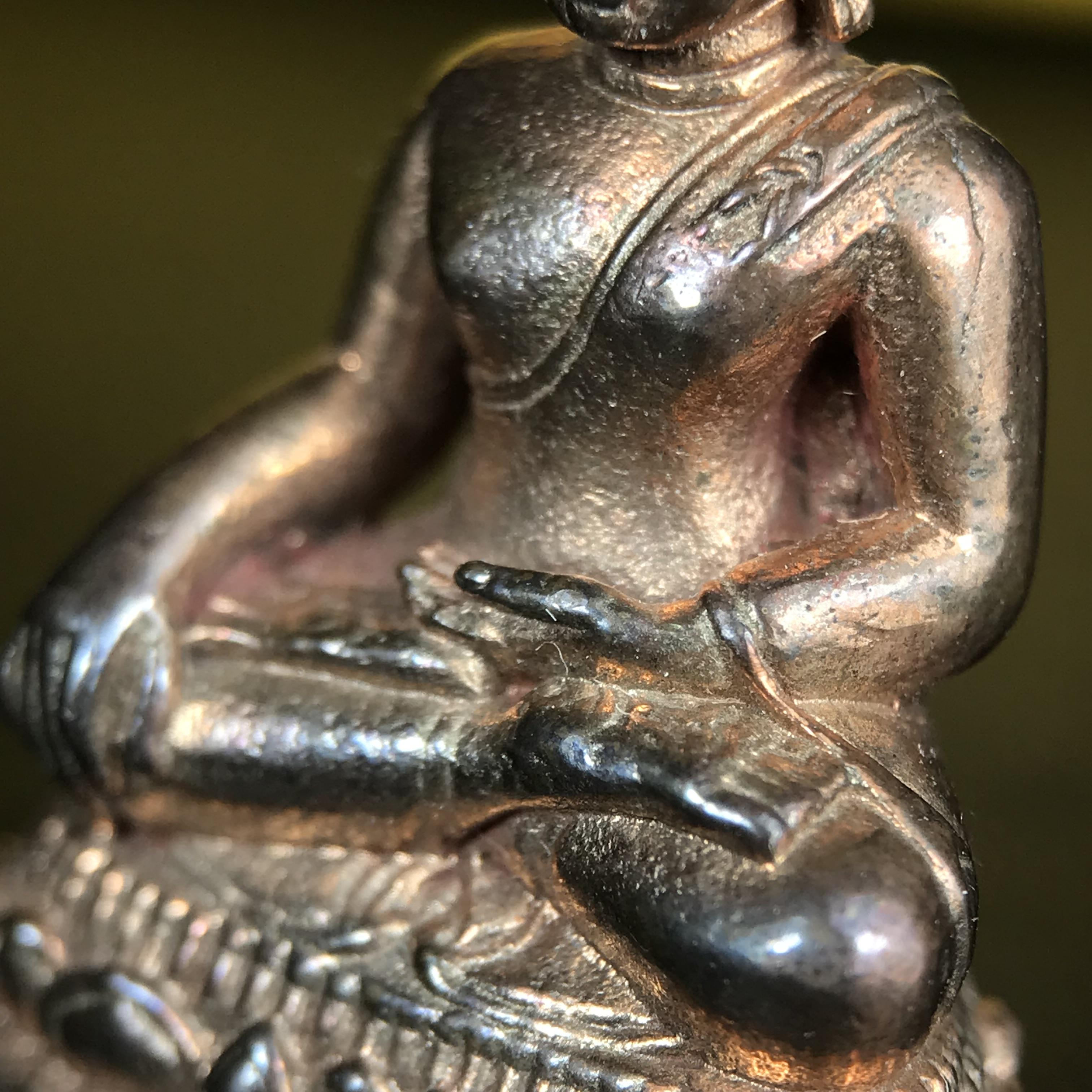 พระกริ่งพระพุทธนรสีห์ จปร.+ภปร. ครบรอบ 100 ปี ธนาคารไทยพาณิชย์ ปี 2550 พระกริ่งเนื้อนวโลหะพิเศษ(หล่อในพิธีเททอง)(หายาก)(พุทธศิลป์งดงาม)ด้านหน้าฐานประดับด้วยตราสัญลักษณ์ "จปร" และ "ภปร" (องค์เทหล่อในพิธีสร้างน้อย หายากมาก)1 ใน 1000 องค์