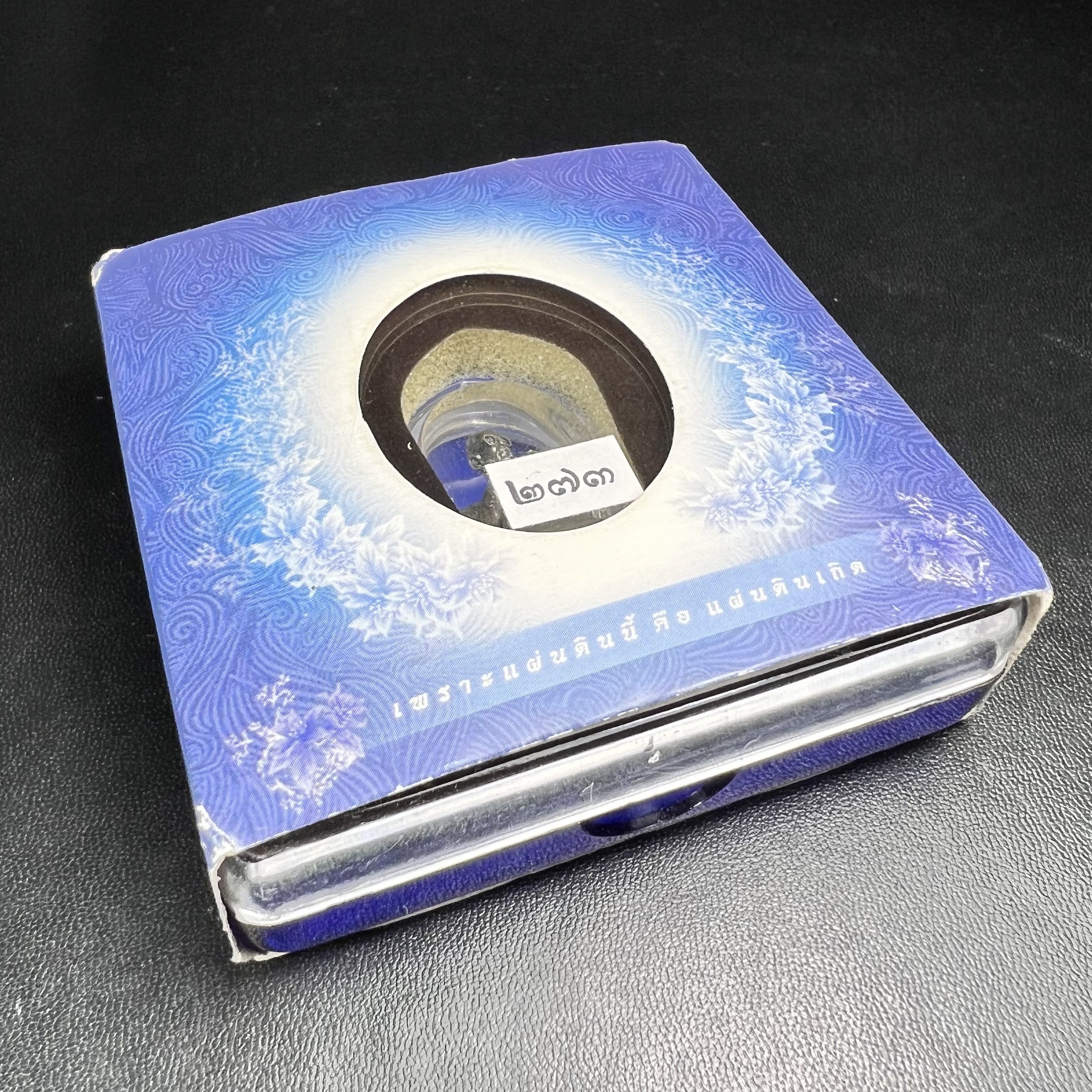 พระบรมรูปพระบาทสมเด็จพระเจ้าอยู่หัวรัชกาลที่ 9(ทรงงาน) ภปร. รุ่นเพราะแผ่นดินนี้คือแผ่นดินเกิด ปี 2551 ขนาดสูง 1 นิ้ว เนื้อบรอนซ์ชุบเงินรมดำ(ด้านหน้า ฐานพระบรมรูปฯ ประดิษฐานอักษรพระปรมาภิไธย ภ.ป.ร.)นิยมหายาก***รุ่นตรา ภปร. พบเจอน้อยมาก****