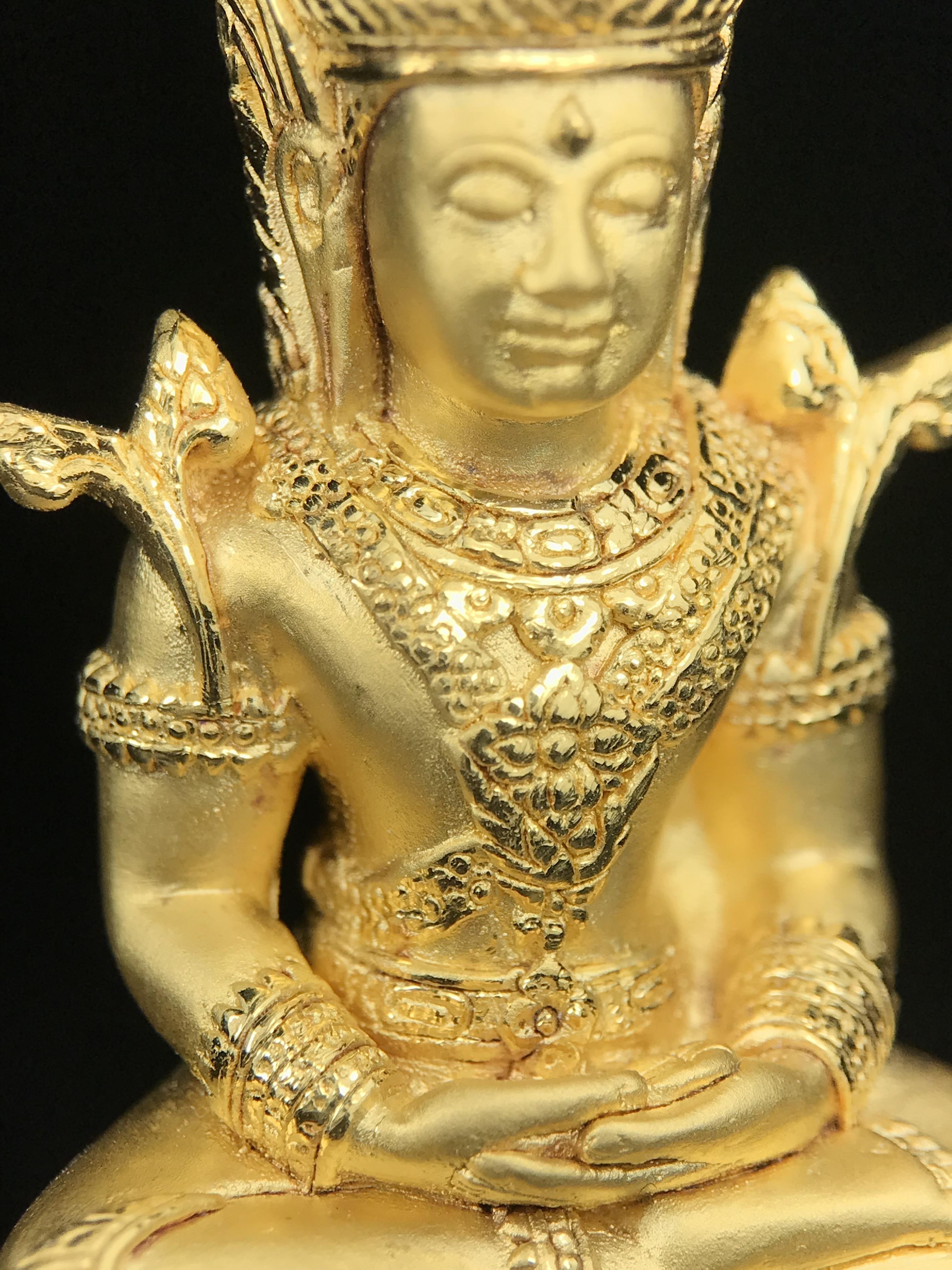 พระแก้วมรกต ภปร.(รุ่นแรก)ปี2545 รุ่นฉลองกรุงรัตนโกสินทร์ครบ 220 ปี หล่อลอยองค์ เนื้อทองคำบริสุทธิ์99.99% ขนาดบูชา 50*90 มม.(องค์หมายเลข ๗๘๙)(เลขมังกร 789 พลังแห่งความ มั่งคั่ง ร่ำรวย อำนาจ บารมี)สุดยอดมงคลแผ่นดินที่ควรเก็บรักษา บูชาเป็นมงคลชีวิต(หายากมาก)