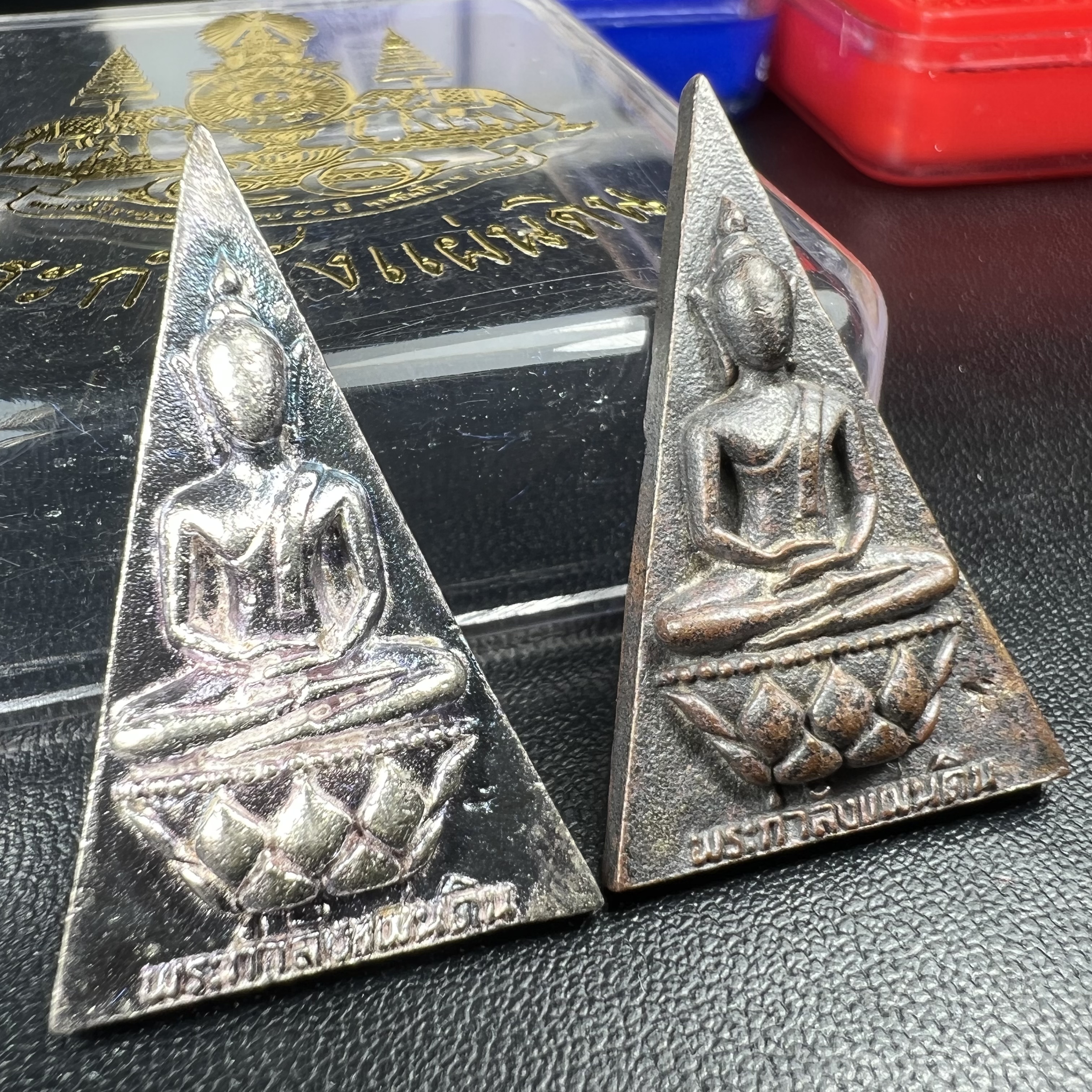 พระกำลังแผ่นดิน (สมเด็จจิตรลดา2) จัดสร้างเฉลิมพระเกียรติ ร.9 ครองราชย์ 50 ปี 2539 เนื้อเงิน(ผิวเดิมกลับดำ รุ้งๆสวย)+เนื้อนวโลหะ(สร้างน้อยหายาก)พร้อมกล่องบรรจุเดิมครบสมบูรณ์(1ใน2539องค์)