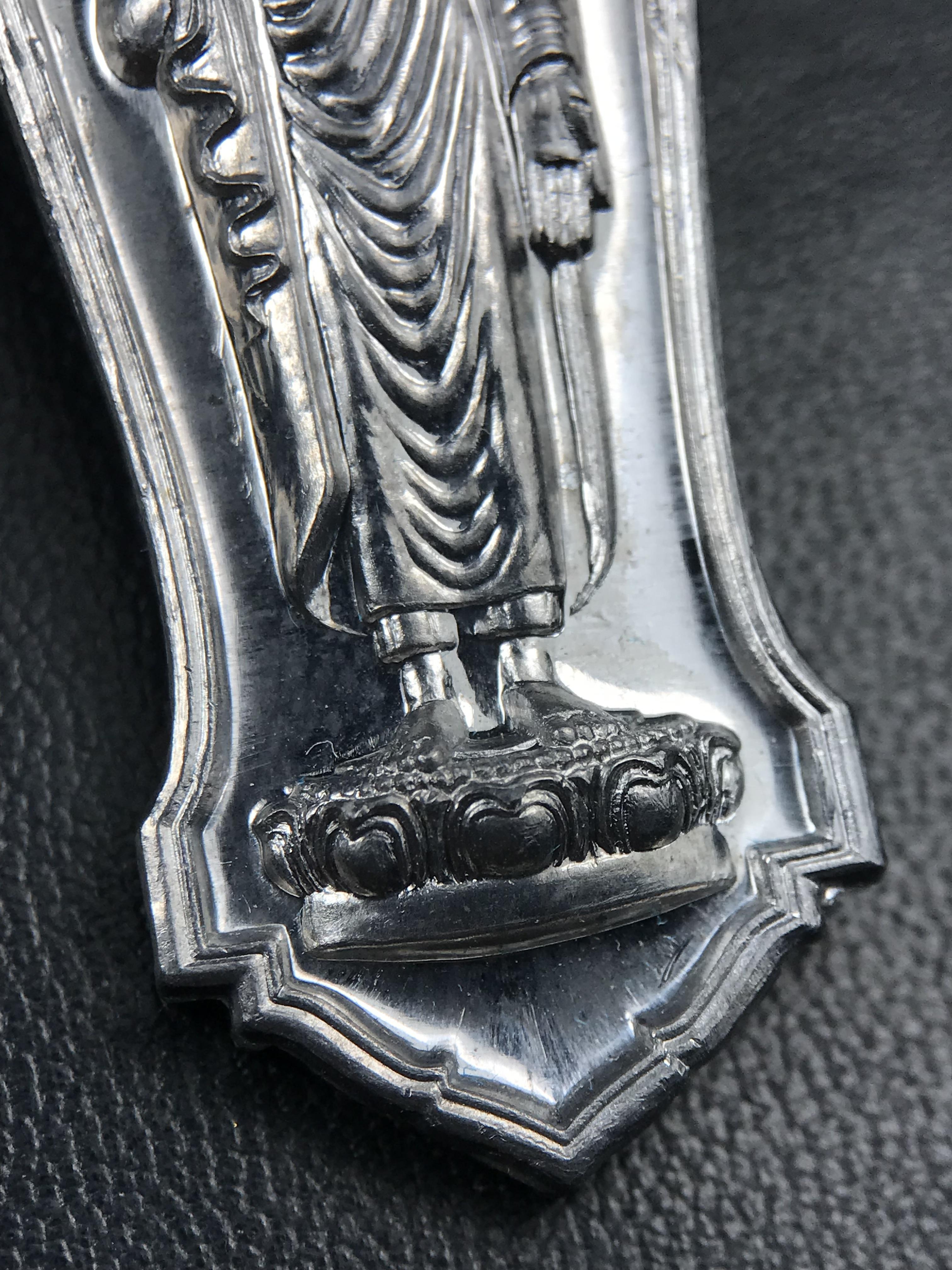 เหรียญที่ระลึกพระพุทธเมตตาประชาไทยไตรโลกนาถคันธารราฐอนุสรณ์ หลัง ภปร. และ สก. วัดทิพย์สุคนธาราม จ.กาญจนบุรี ปี 2558 เนื้อชิน(ตะกั่ว) ขนาดสูง 4.6 ซม. ที่ระลึก ร.9 พระชนมพรรษาครบ 7 รอบ และ สมเด็จพระราชินี พระชนมพรรษา 80 พรรษา พิธีใหญ่