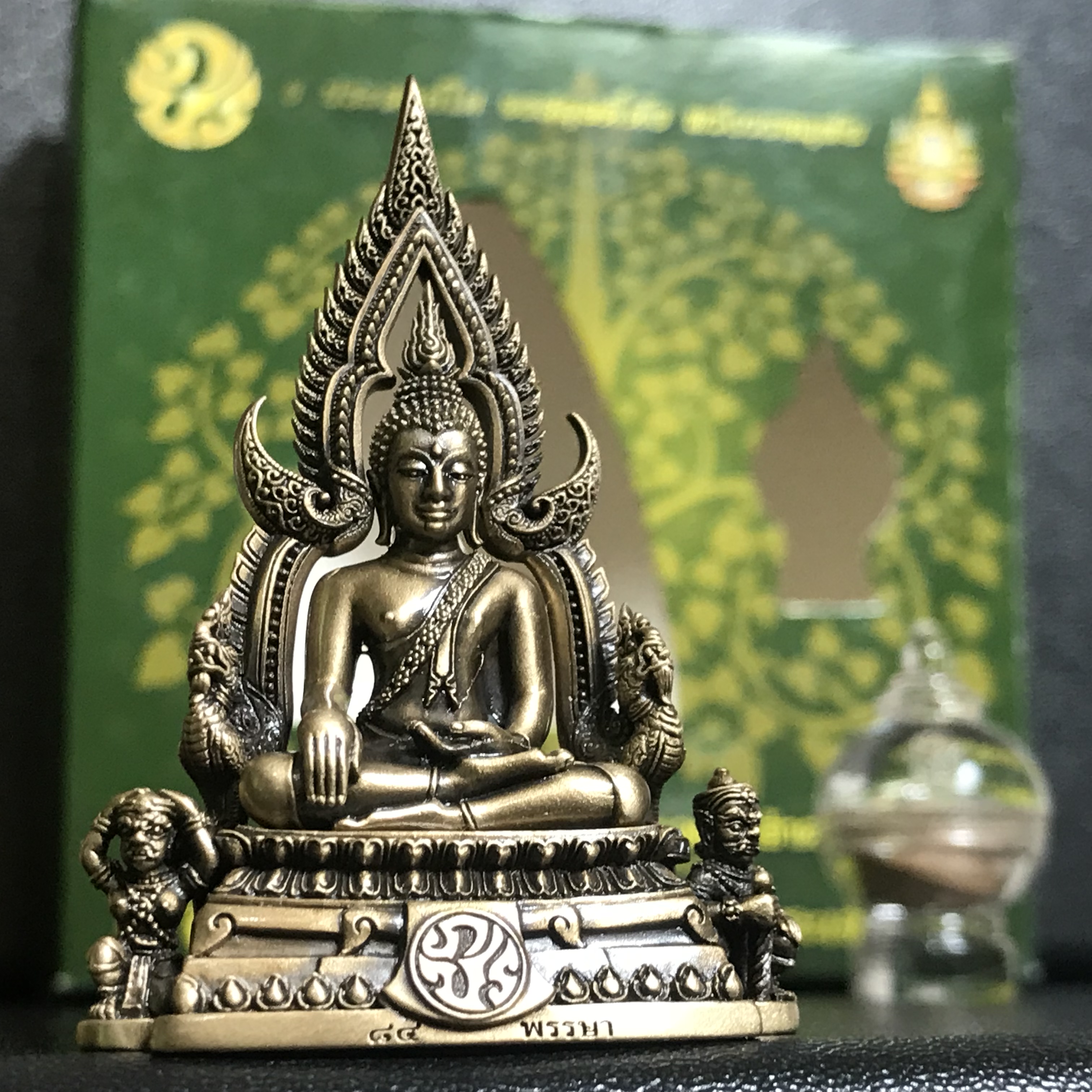 พระพุทธชินราช(จำลอง) ภปร 84 พรรษา เนื้อบรอนซ์รมดำซาติน พิมพ์ใหญ่ขนาดหน้าตัก 3/4 นิ้ว(1ใน5000องค์) )(พระราชทานมวลสาร จิตรลดาและเส้นพระเจ้า(เส้นผม)รัชกาลที่9)