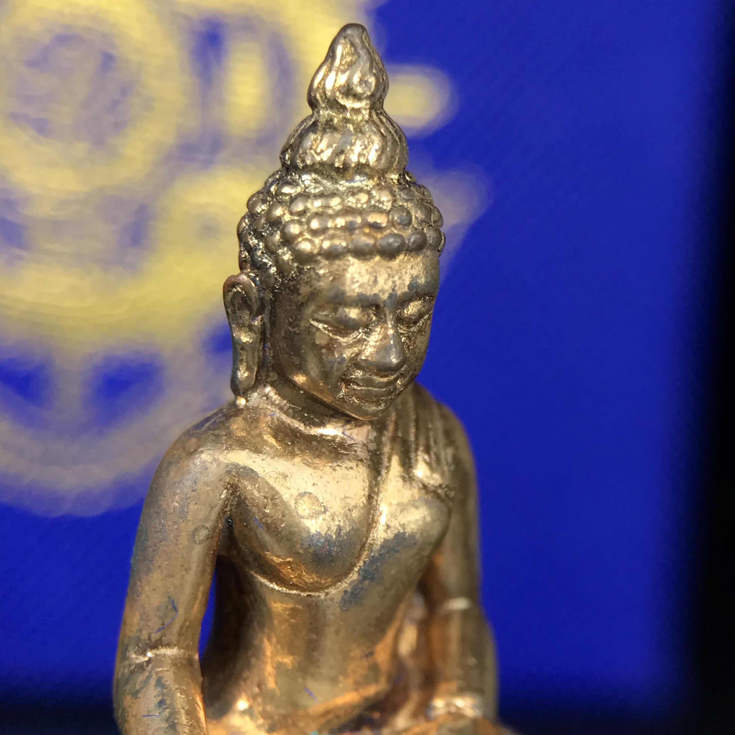 พระกริ่งไพรีพินาศ บรรจุเหล็กไหล ครั้งแรกและครั้งเดียวในประวัติศาสตร์ เฉลิมพระเกียรติ พระบาทสมเด็จพระเจ้าอยู่หัวรัชกาลที่9 พระชนมพรรษา 6 รอบ ปี2542 เนื้อสัมฤทธิ์(บรรจุเหล็กไหล)ดีนอก-ดีใน พิธีใหญ่ มวลสารเด่น (หายาก)